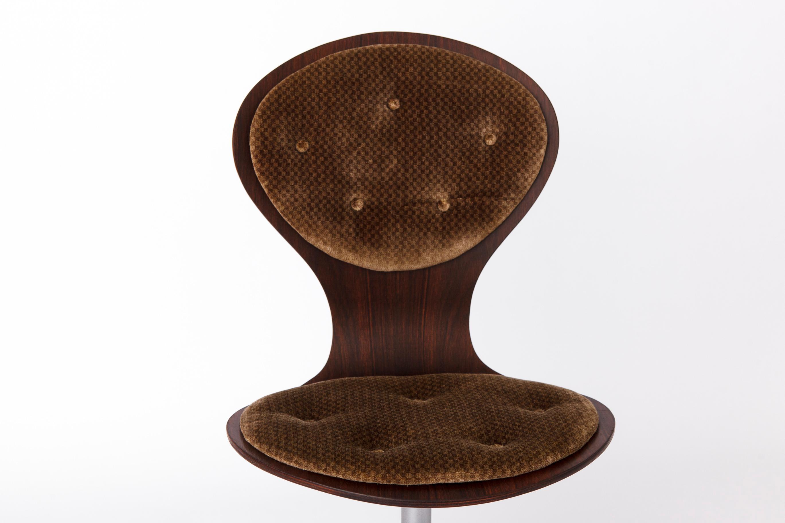 Silla vintage única de madera contrachapada del fabricante alemán Elmar Flötotto, años 60.

Esta robusta silla, un impresionante ejemplo del diseño alemán de mediados de siglo, presenta una carcasa de contrachapado de teca bellamente elaborada y