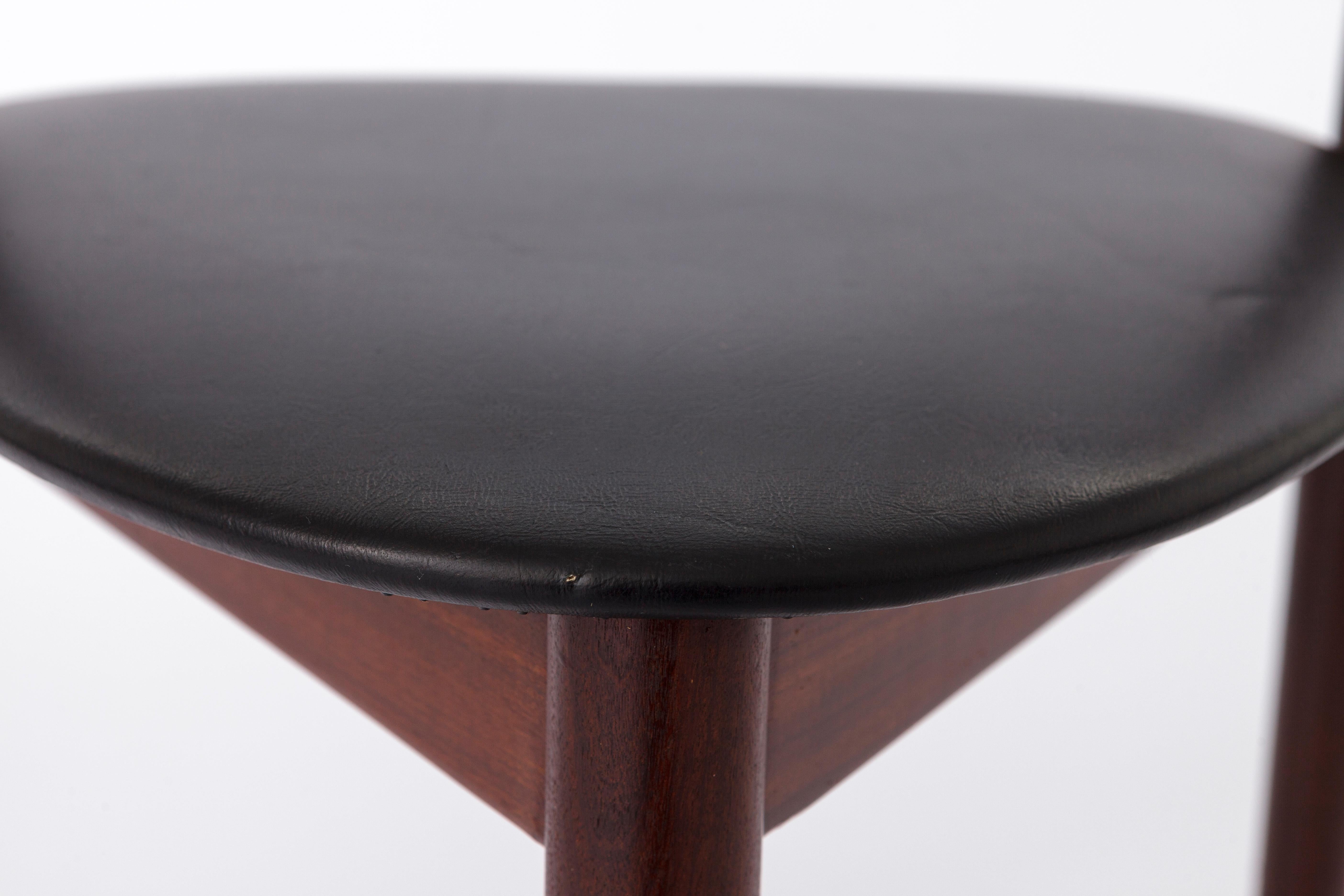 A three legged vintage chair from the 1960s by Hans Olsen for manufacturer Frem Røjle. 
Displayed price is for 1 chair. Totally 2 chairs available. 

Sturdy teak wood frame. Original seat cover, made of black artificial leather. 
Manufacter's mark