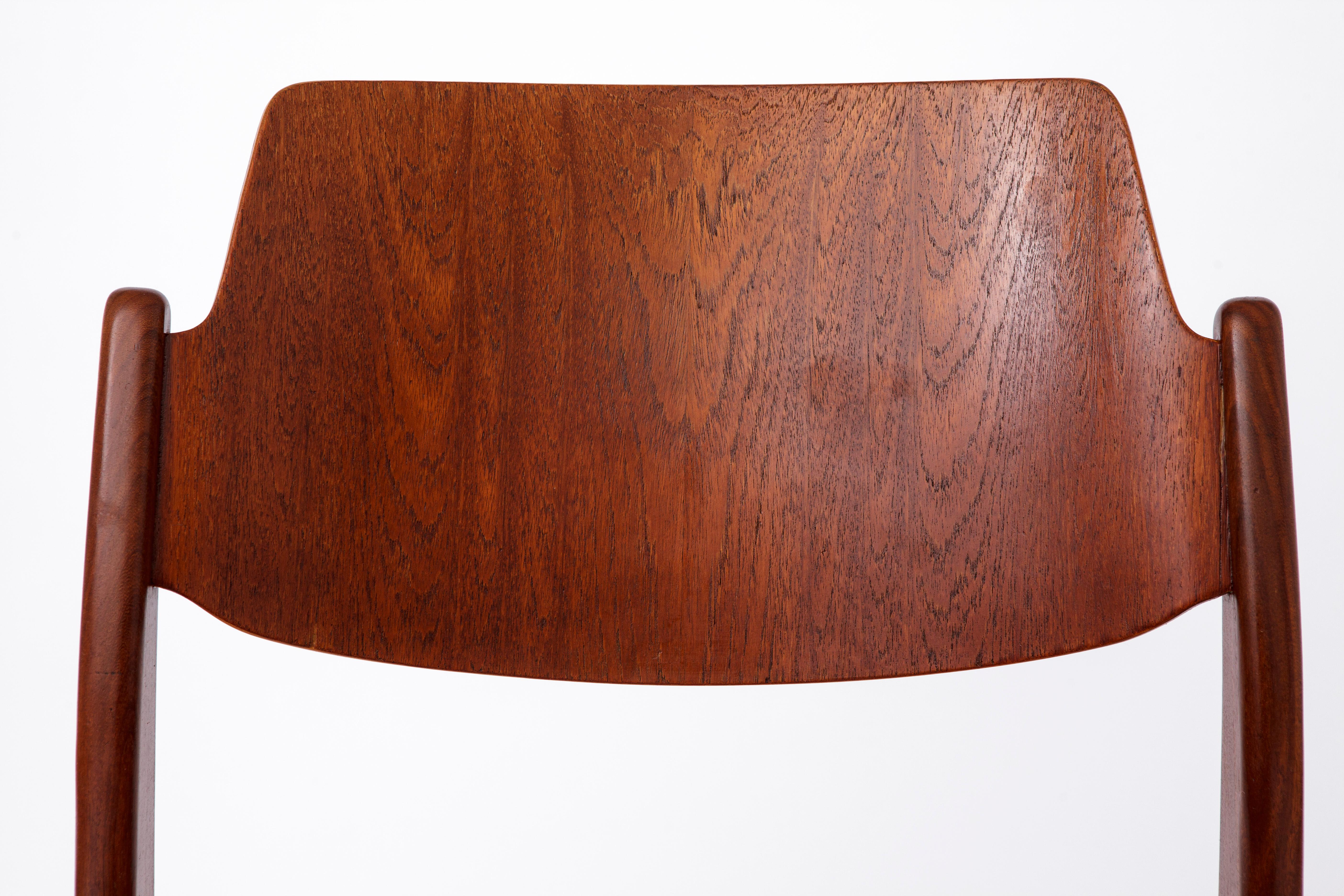 Einzelner Ess- oder Schreibtischstuhl des deutschen Herstellers Wilkhahn. 
Modell: 467A aus den 1960er Jahren. 

Guter Vintage-Zustand. 
Stabiler Stuhlrahmen aus Teakholz. Aufgearbeitet und geölt. 
Neu gepolstert mit lila Sitzbezug. 