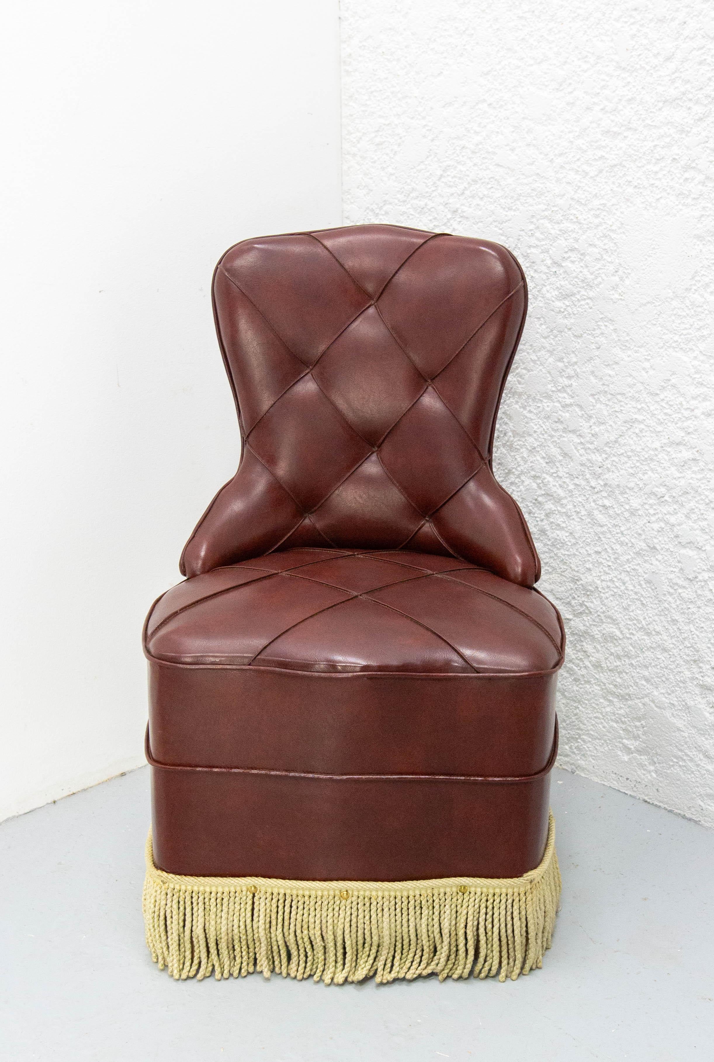Fauteuil Crapaud français Napoléon III, vers 1960
Ce petit fauteuil sera parfait dans un dressing ou une chambre à coucher.
Forme Atypique
Skaï rouge

Expédition :
49 / 45 / 72 cm 6.4 kg.
 