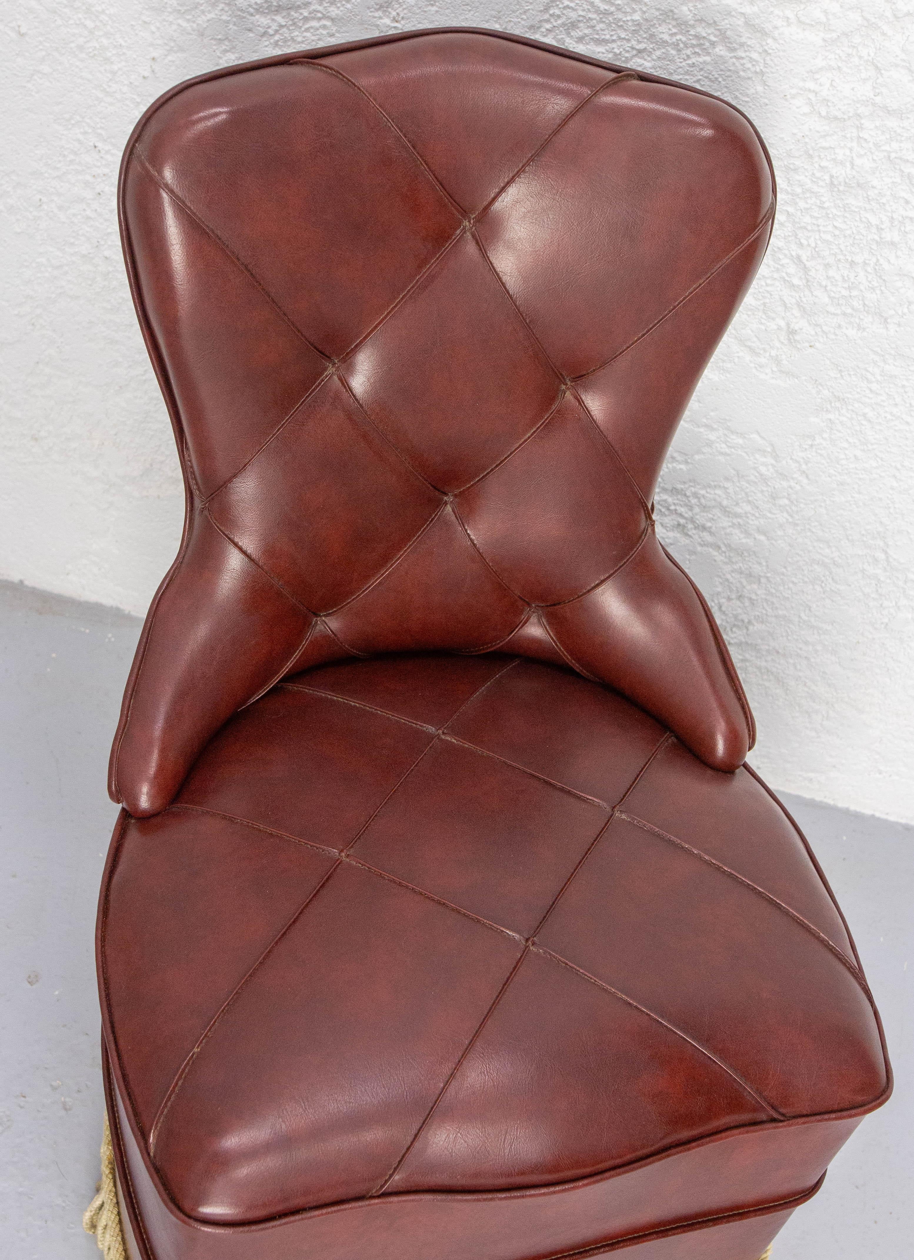 Imitation cuir Chaise Vintage Fauteuil Crapaud Chaise Napoléon III Style Français circa 1960 en vente