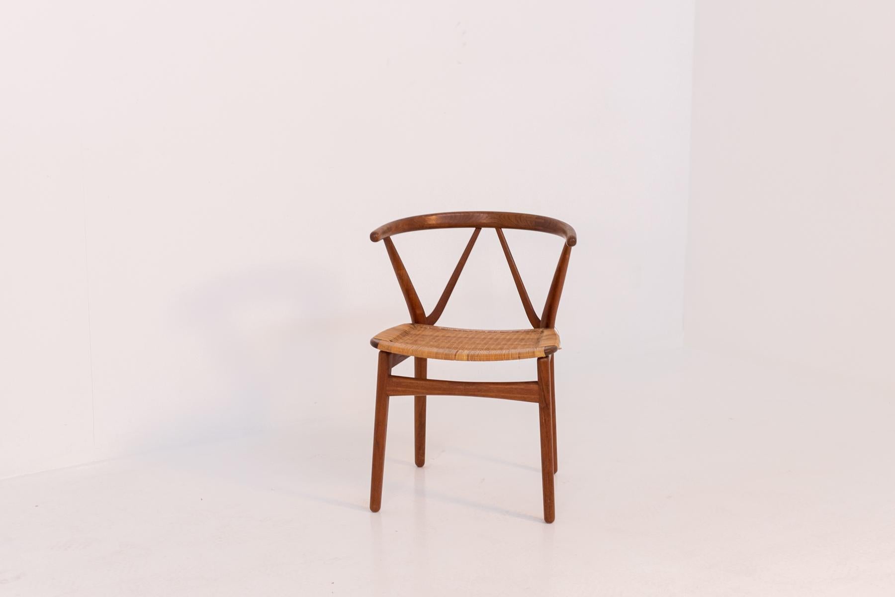 Elegant Danish wooden chair designed by Henning Kjærnulf for Bruno Hansen in the 1963.
The chair is composed of a strong and sturdy frame made of fine wood very elegant.
The backrest is very particular: it has a semicircular shape and the wooden