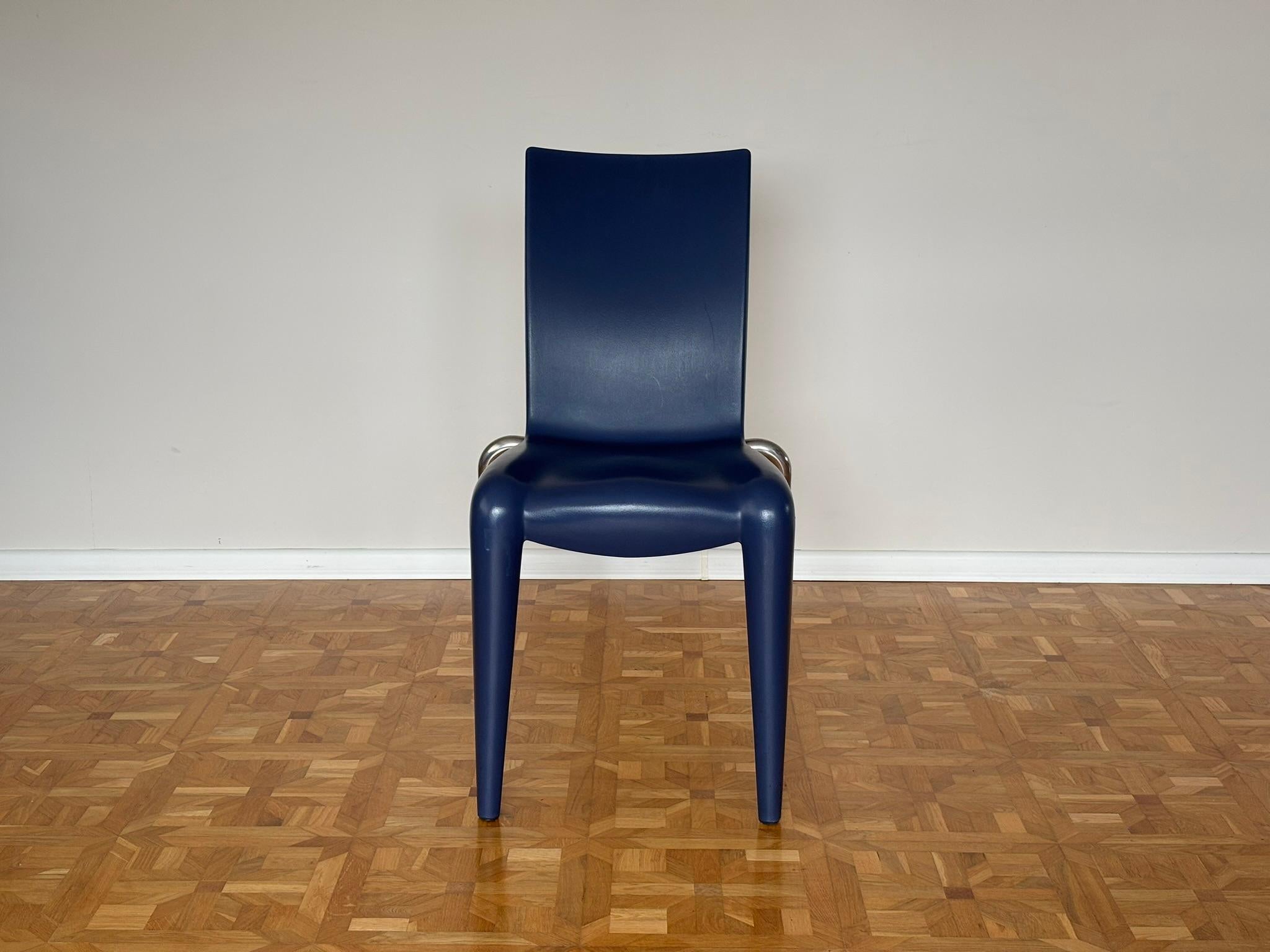 Lasciati conquistare dal design iconico e dalla ricca storia delle sedie Louis XX di Philippe Starck. Ispirate all'opulenza dei mobili francesi del XVIII secolo, queste sedie vantano un tocco contemporaneo, unendo dettagli intricati a un tocco