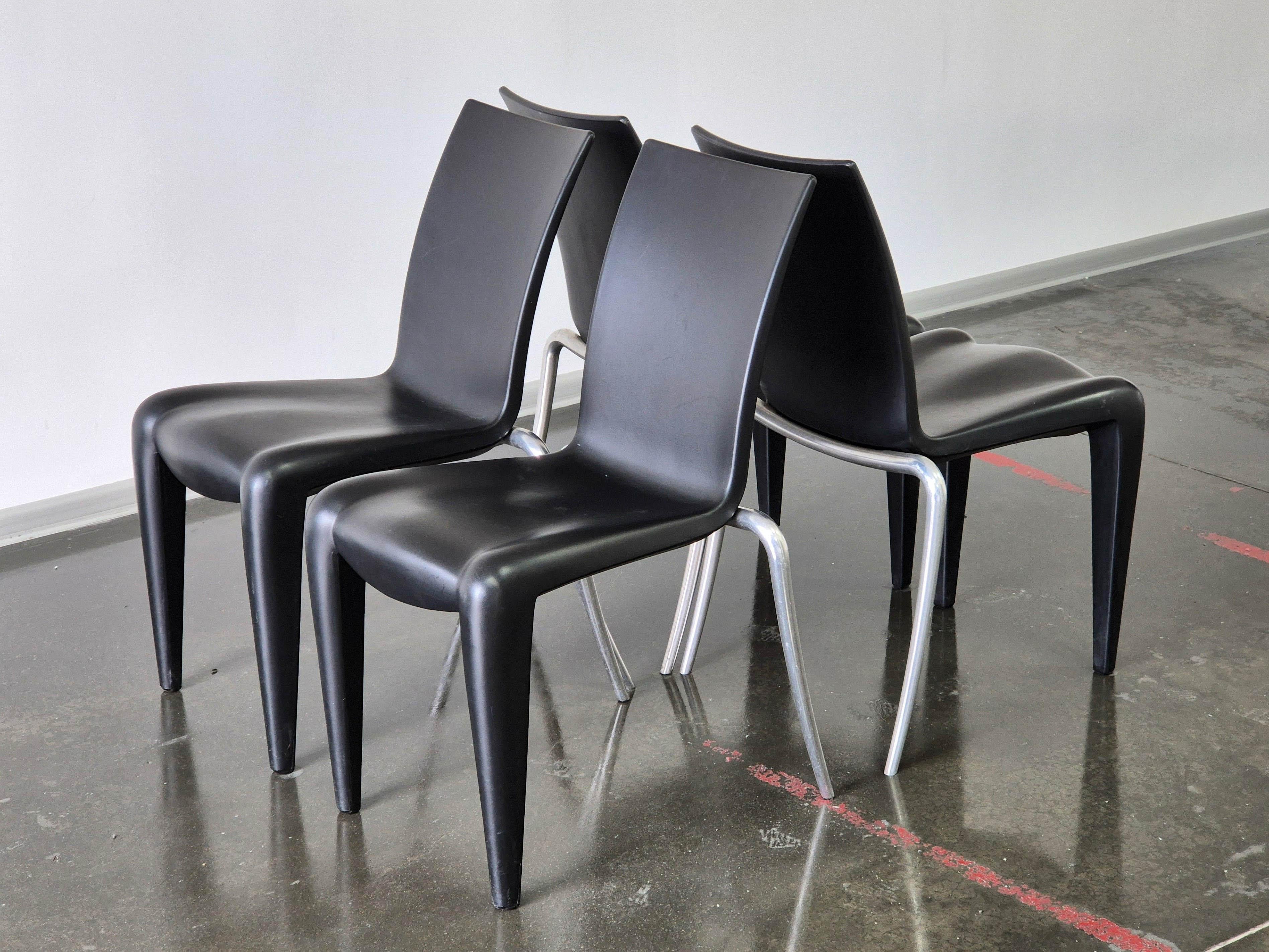 Lassen Sie sich vom ikonischen Design und der reichen Geschichte der Louis XX-Stühle von Philippe Starck inspirieren. Inspiriert von der Opulenz französischer Möbel aus dem 18. Jahrhundert, bieten diese Stühle einen modernen Twist, der komplizierte