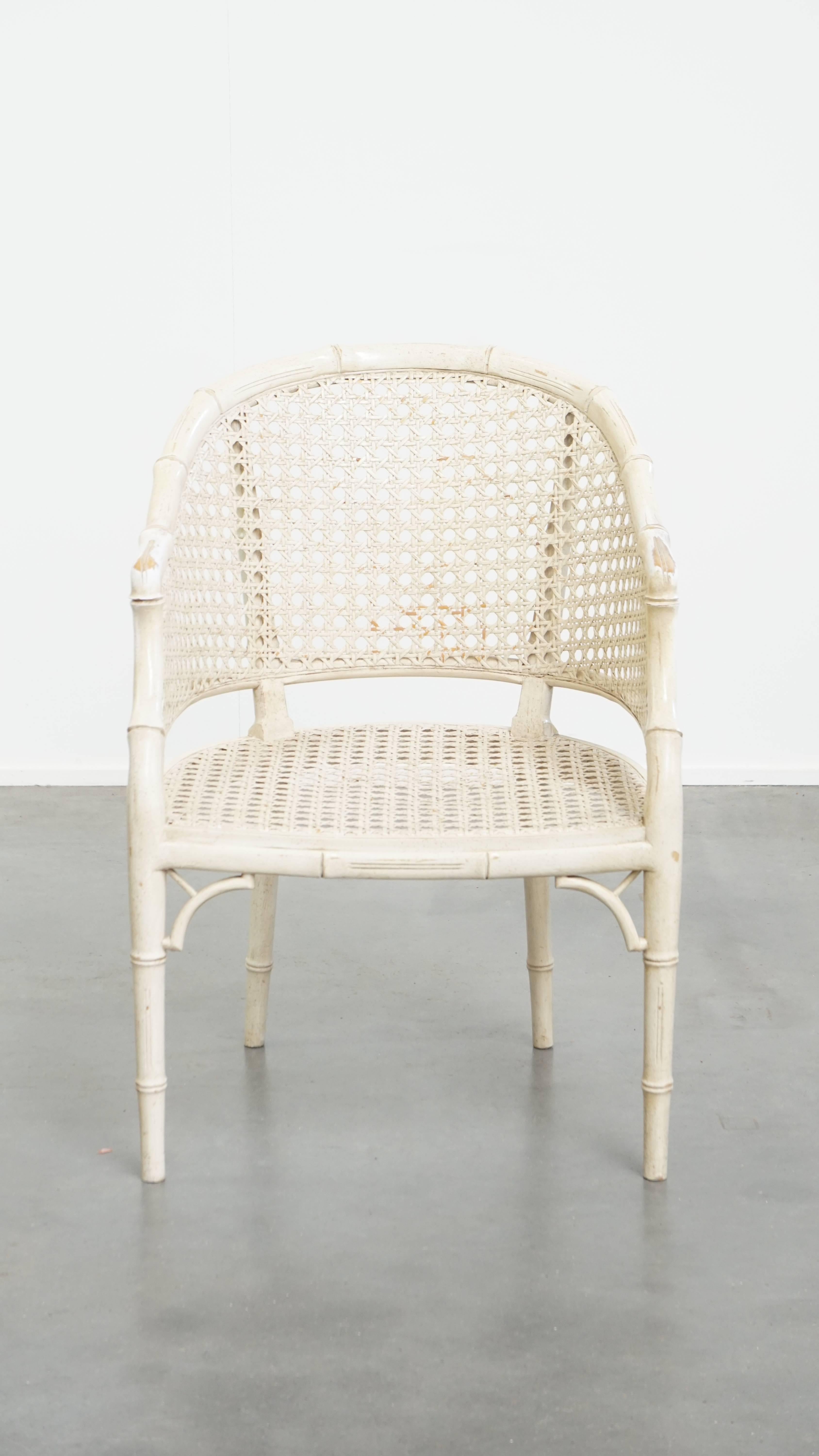 Aquí se ofrece esta encantadora silla de diseño vintage de Jonathan Adler, fabricada en ratán y bambú en la década de 1970. Esta encantadora silla vintage fue diseñada por Jonathan Adler y, gracias a su diseño atemporal, encaja a la perfección en
