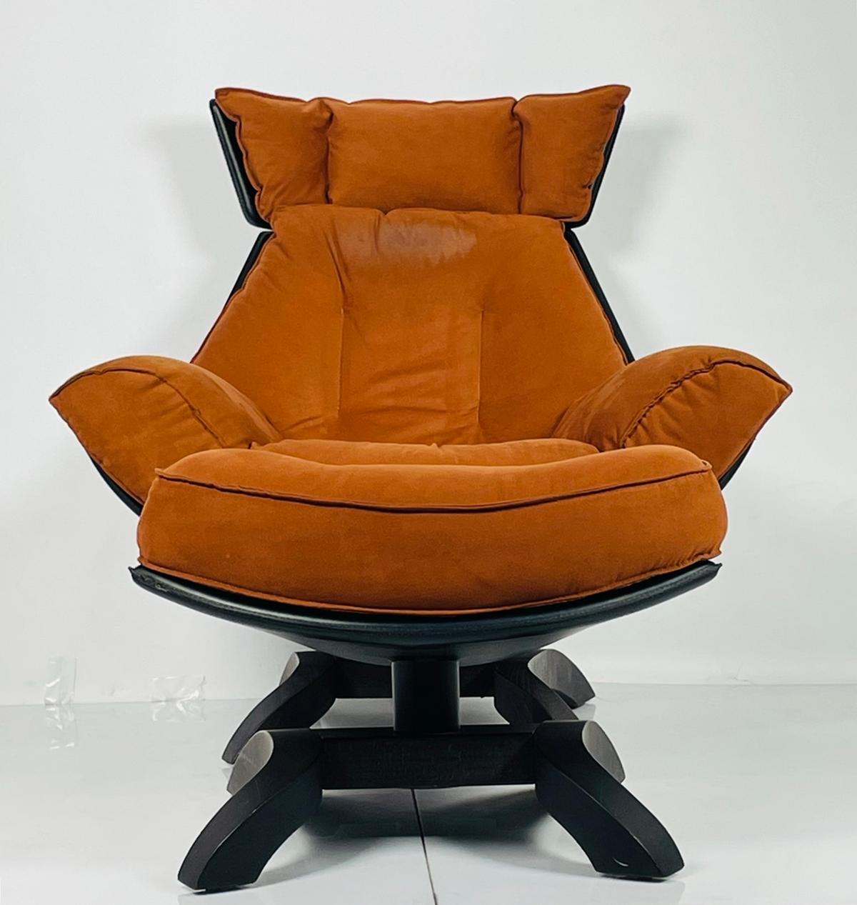 Voici l'exquise chaise et l'ottoman Vintage fabriqués en Italie par le célèbre designer Giorgio Saporiti. Cet ensemble de meubles luxueux respire la sophistication et l'élégance intemporelle, ce qui en fait le complément idéal de tout intérieur