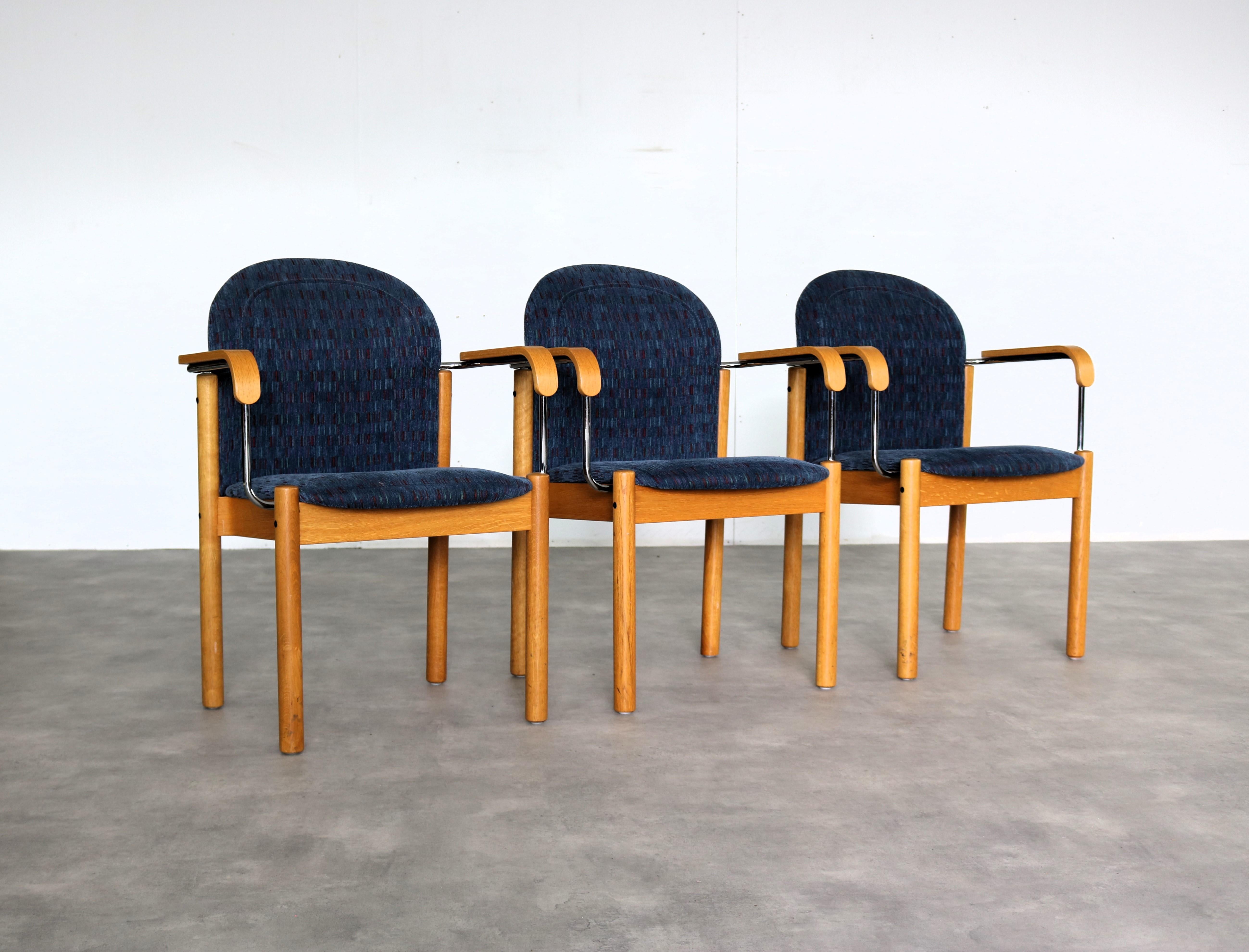 sedie vintage  poltrone  Kinnarps  Svezia

periodo  Anni 80/90
design  Kinnarps  Svezia
condizione  buono  leggeri segni d'uso
dimensione  82 x 60 x 55 (hxlxp) altezza seduta 43; 

dettagli  Teak; Beeche; Cromo; Metallo; Tappezzeria; 

*vari modelli