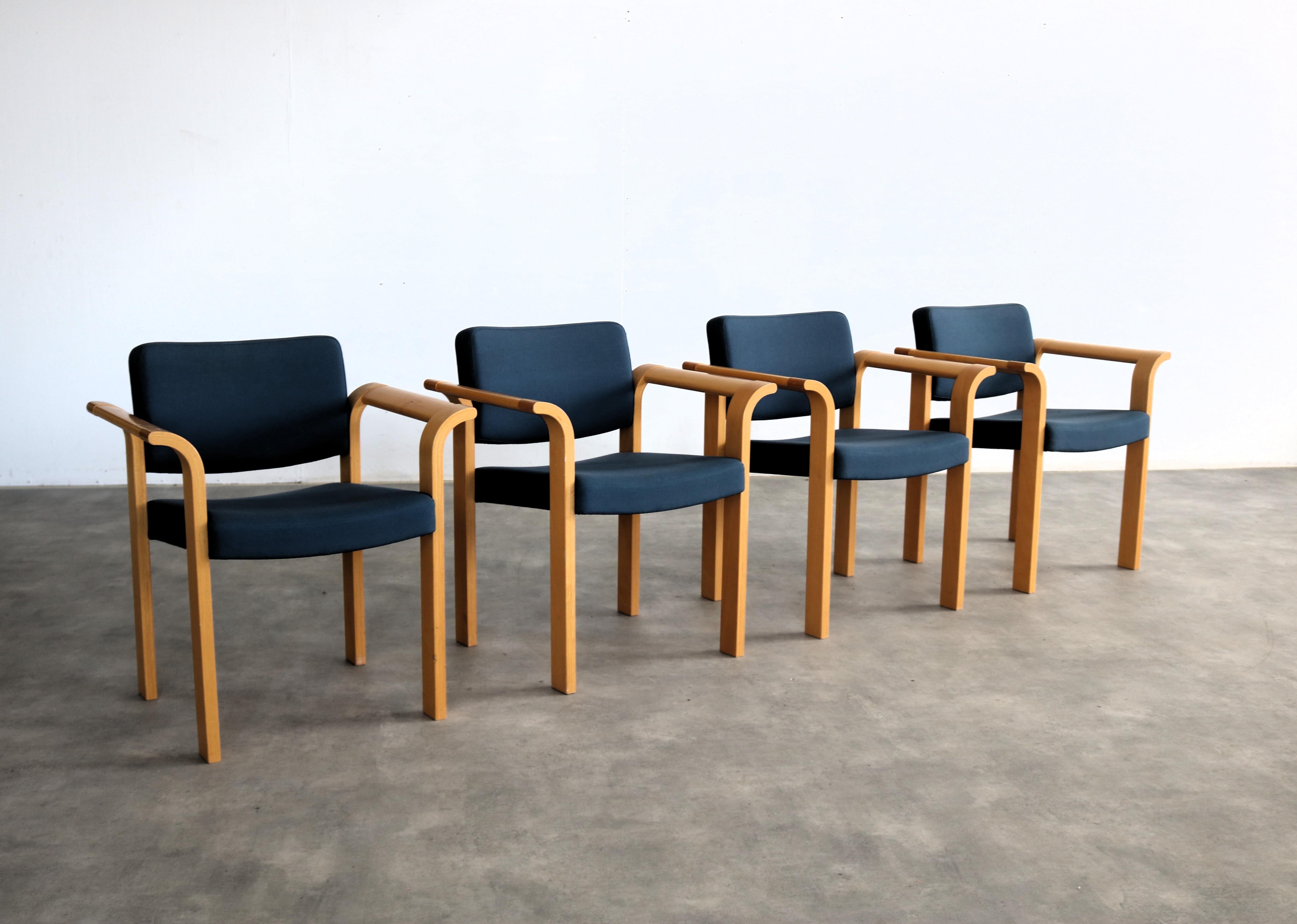Chaises Vintage  chaises de salle à manger  Magnus Olesen

Période  1970s
Design  Rud Thygesen & Johnny Sorensen  Magnus Olesen  Danemark
Condit  Bon  Signes d'usure mineurs
Taille  65 x 75 x 57 cm (H x L x P) Hauteur de l'assise 47 cm

Détails 