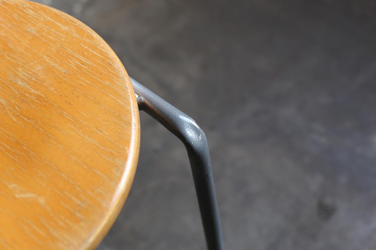 Chaises vintage utilisées à une université en France 1