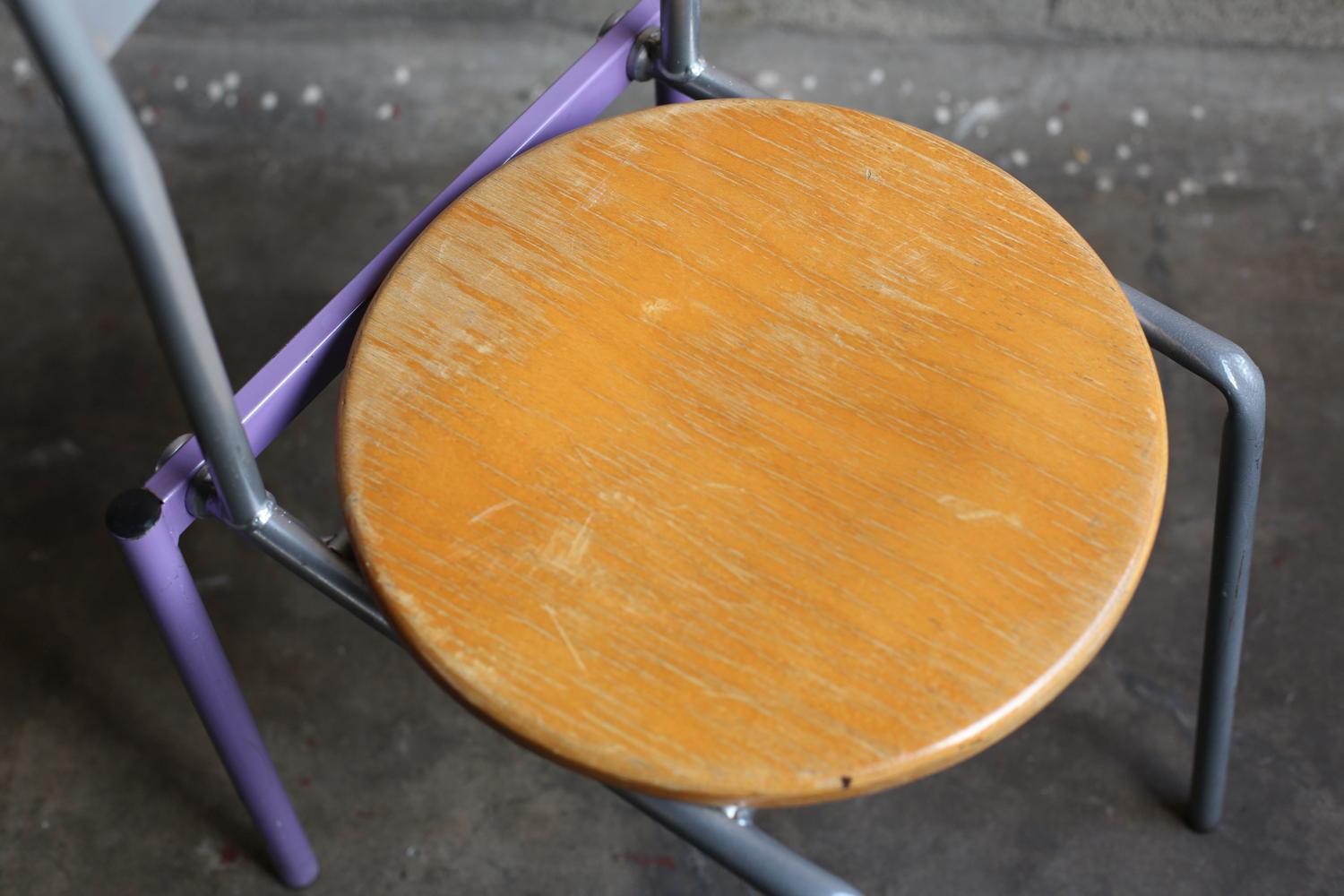 Chaises vintage utilisées à une université en France 3