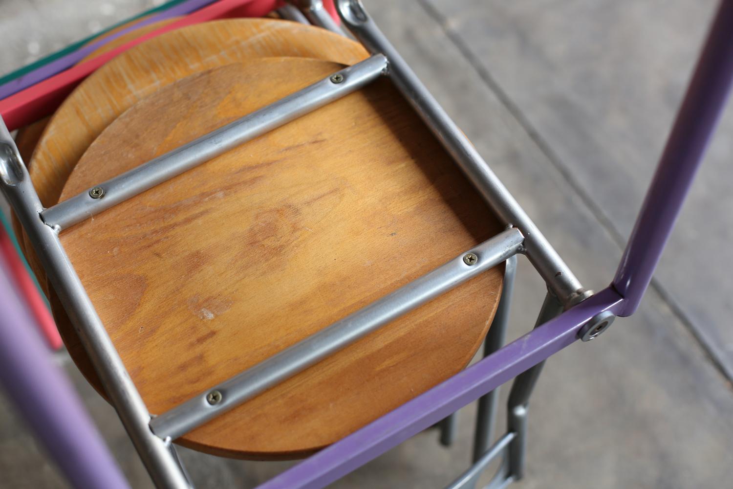 Chaises vintage utilisées à une université en France 4