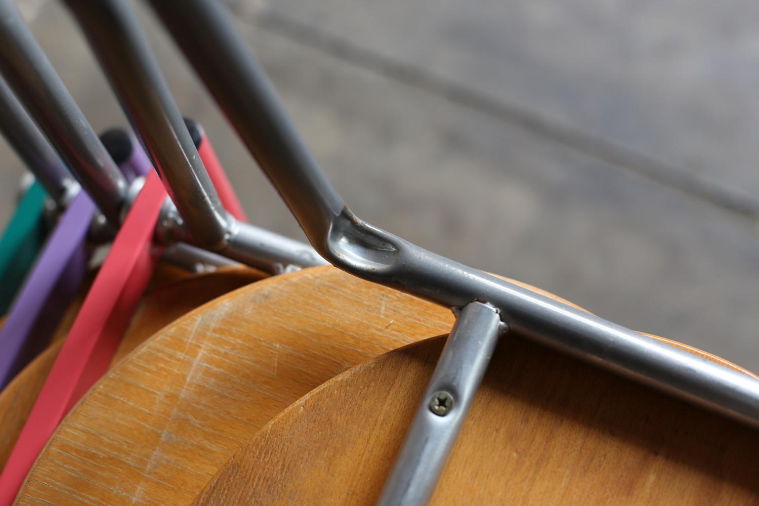 Chaises vintage utilisées à une université en France 5