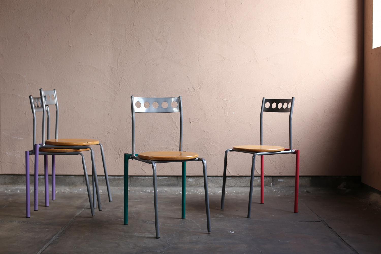 Cette chaise vintage aurait été utilisée dans une université en France.

Le design est influencé par le postmodernisme et ses couleurs vives sont également caractéristiques.

Les pattes avant et l'arrière sont d'une seule pièce, et le tuyau est plié