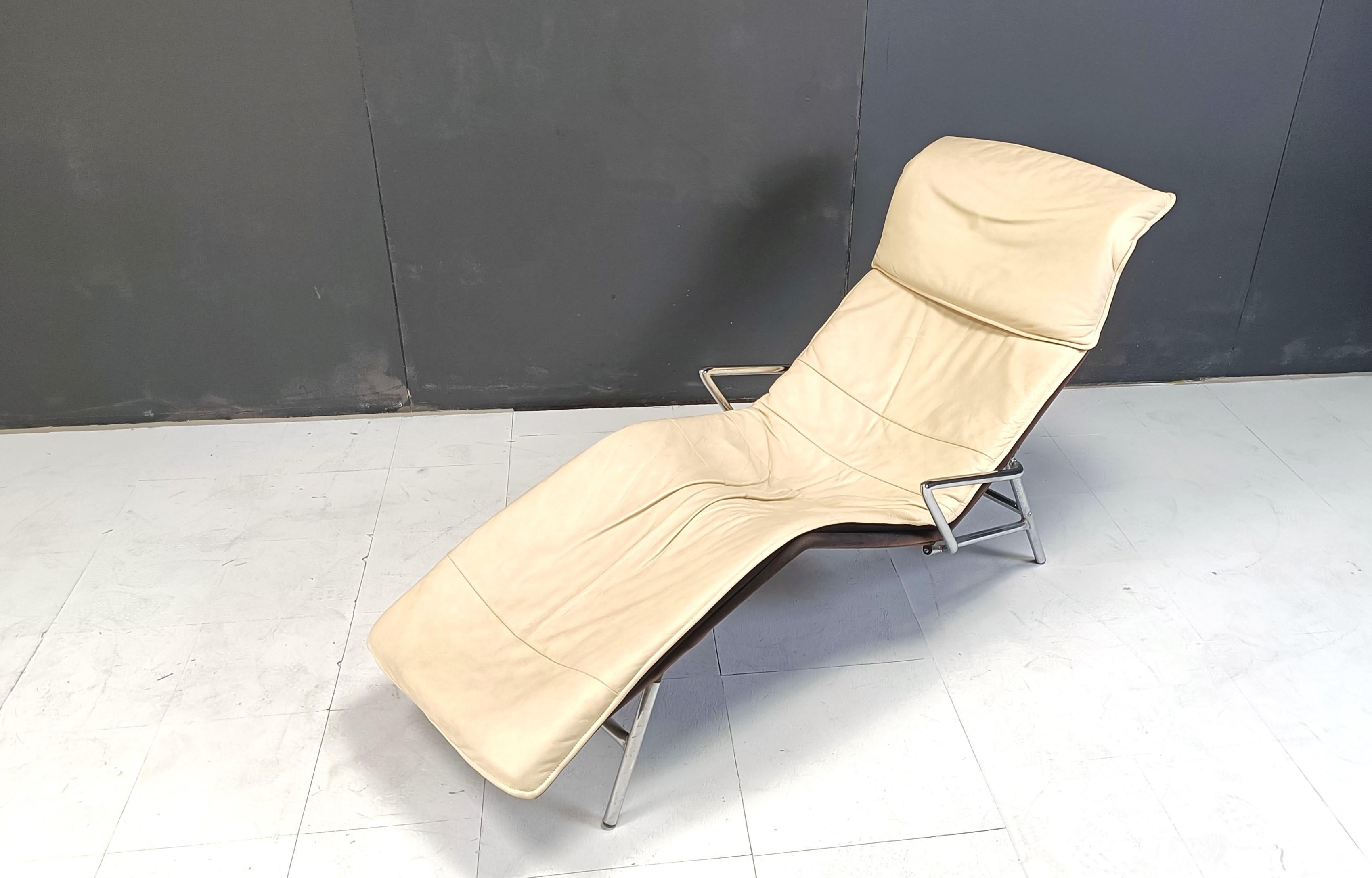 
Vintage beige leather chaise longue by Kebe A/S Horsnslet with a chromed metal frame.

Timeless design.

The chair provides plenty of comfort.

1980s - Denmark

Good overall condition

Dimensions:
Height: 90cm
Width: 66cm
Depth: 160cm
Seat height: