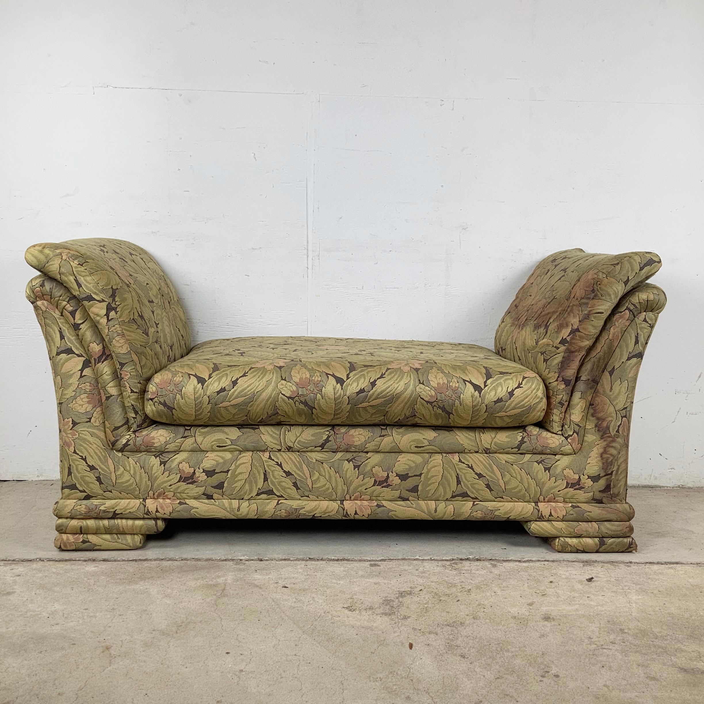 Cette banquette vintage de style chaise apporte à la fois personnalité et confort à tout intérieur. Les bras roulés se courbent vers l'extérieur dans une forme dramatique et invitante, créant un perchoir parfaitement rembourré pour se prélasser ou
