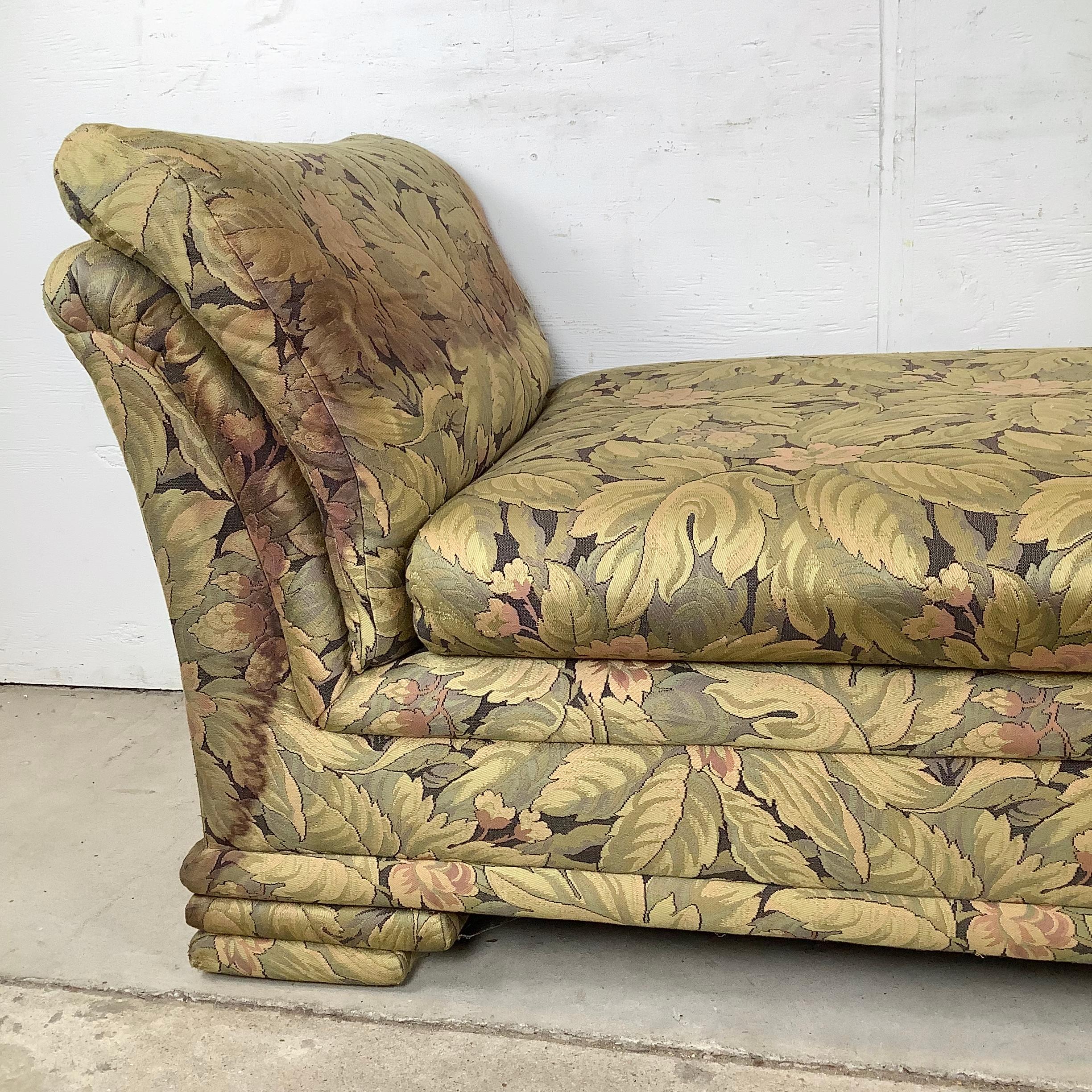 Vintage Chaise-Style Bench With Dramatic Arms and Layered Feet Abîmé - En vente à Trenton, NJ