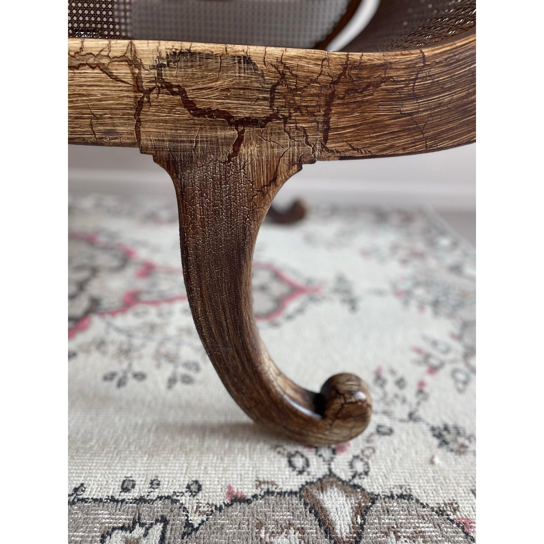 ¡¡Las líneas de esta chaise son increíbles!! Las líneas son mucho más limpias que las de las chaises tradicionales. No estoy seguro de la edad exacta, ya que se lo compré a alguien que lo compró en una tienda de antigüedades. Sin embargo, no creo