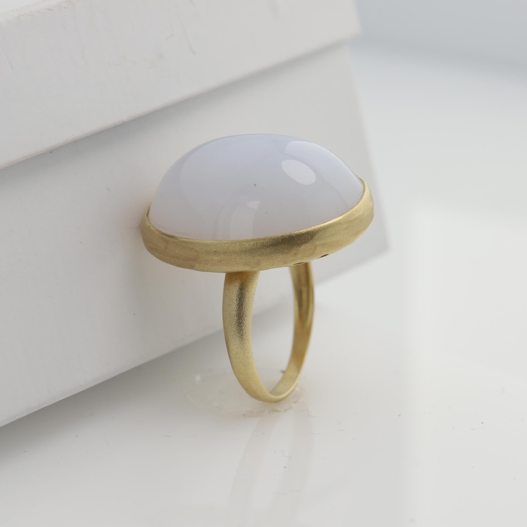 Cabochon Vintage Chalcedony Cocktail Ring Oval Cabuchon Dome 14k Yellow Gold #13 For Sale