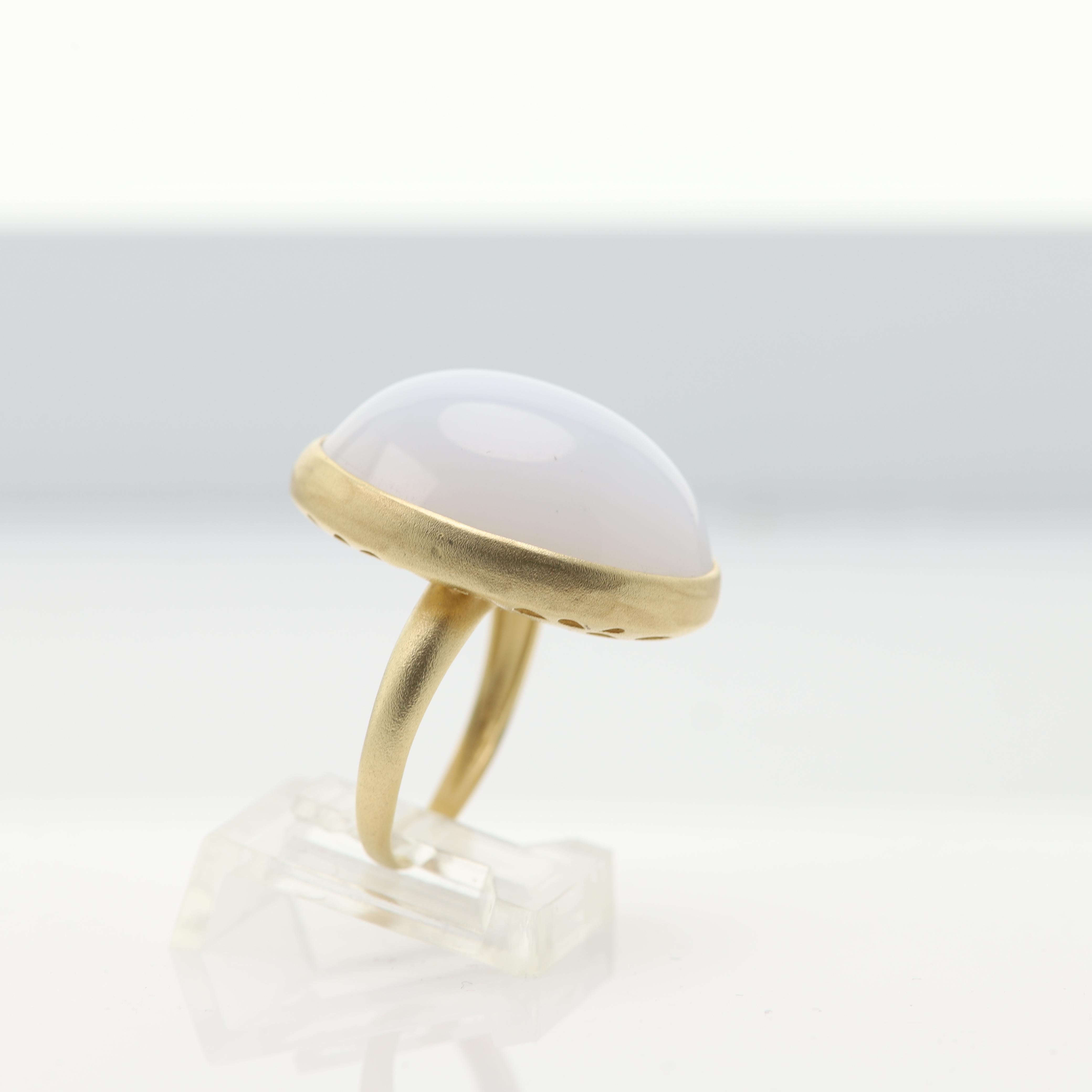 Vintage Chalcedony Cocktail Ring Oval Cabuchon Dome 14k Yellow Gold #13 For Sale 3