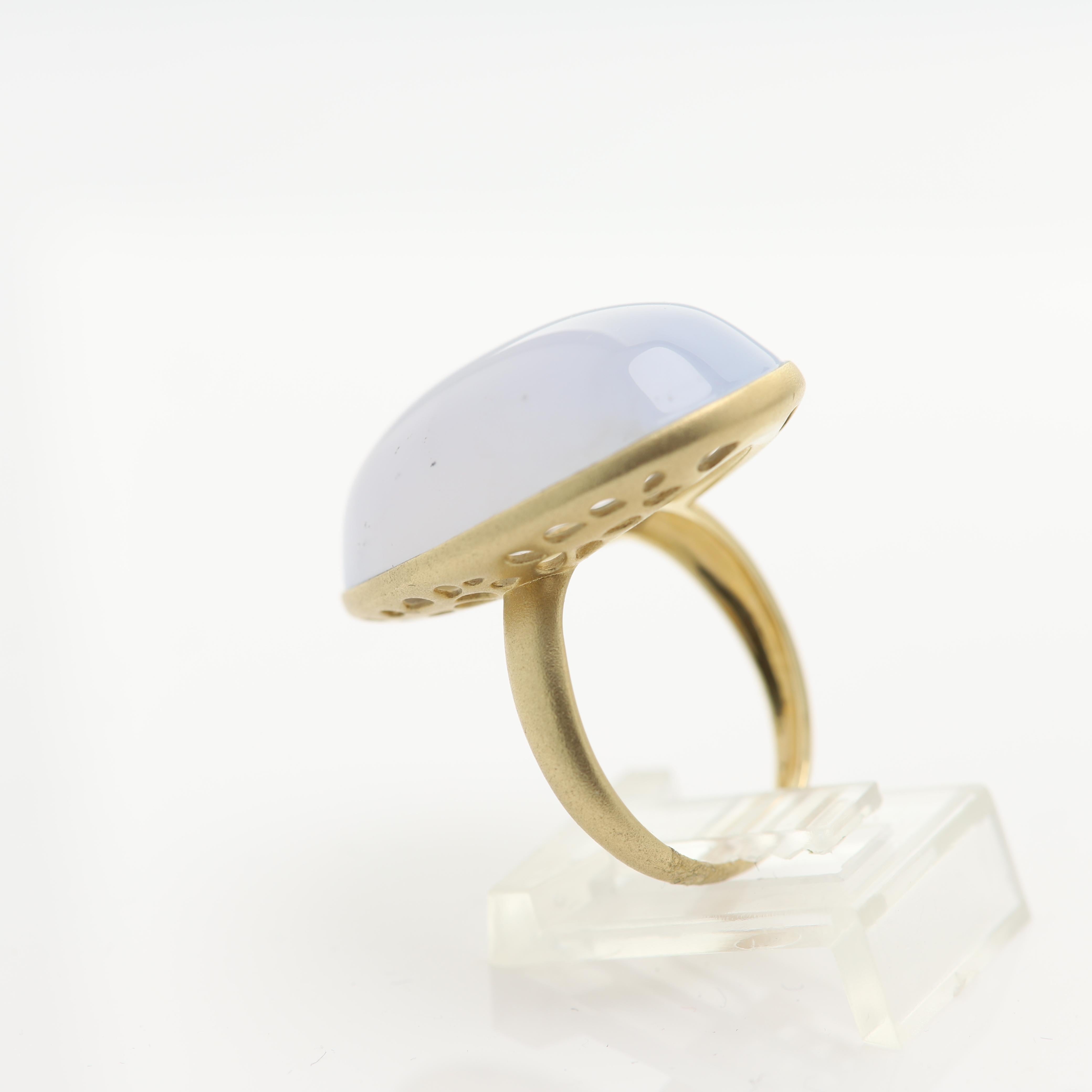 Vintage Chalcedony Cocktail Ring Oval Cabuchon Dome 14k Yellow Gold In New Condition For Sale In Brooklyn, NY