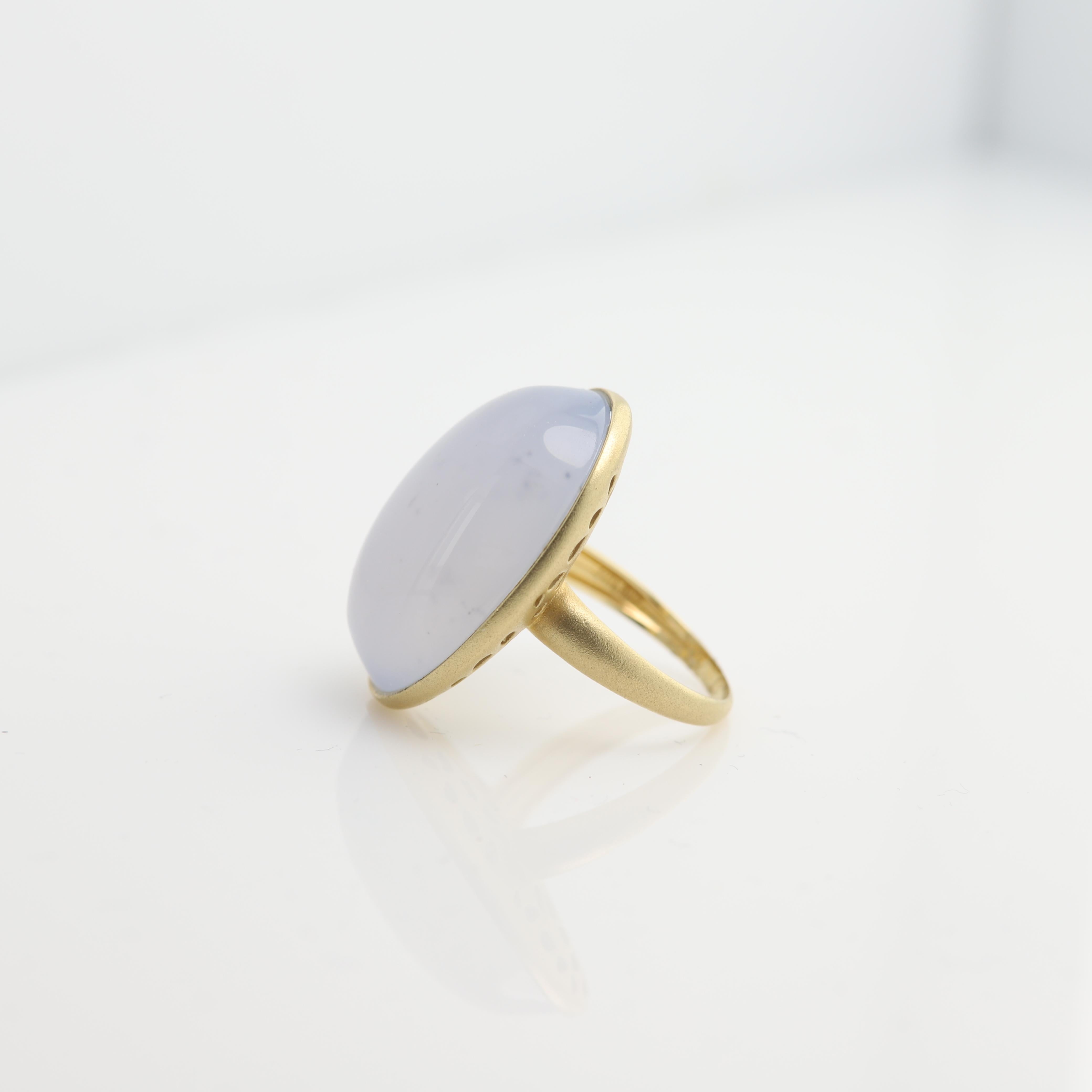 Vintage Chalcedony Cocktail Ring Oval Cabuchon Dome 14k Yellow Gold For Sale 3