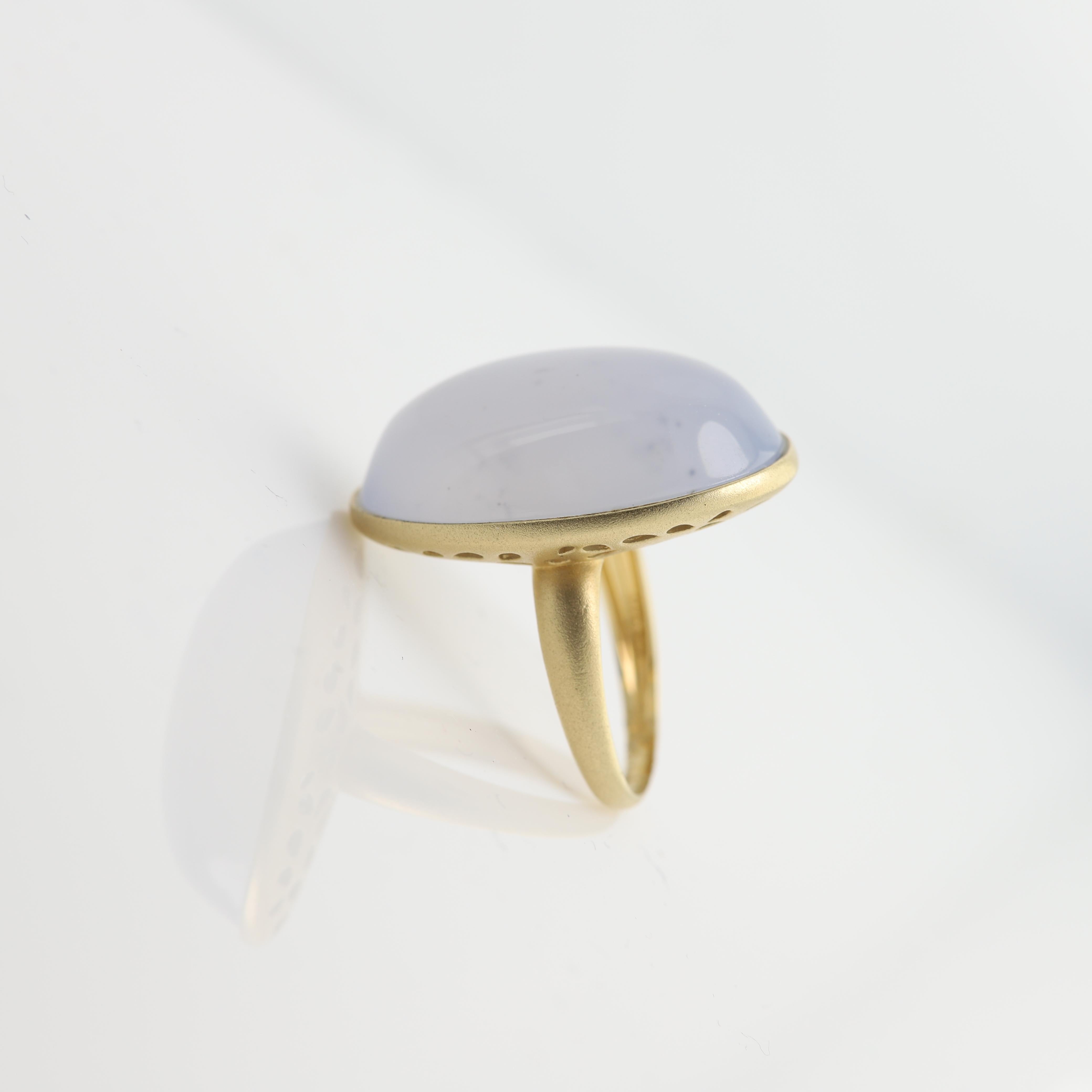 Vintage Chalcedony Cocktail Ring Oval Cabuchon Dome 14k Yellow Gold For Sale 4