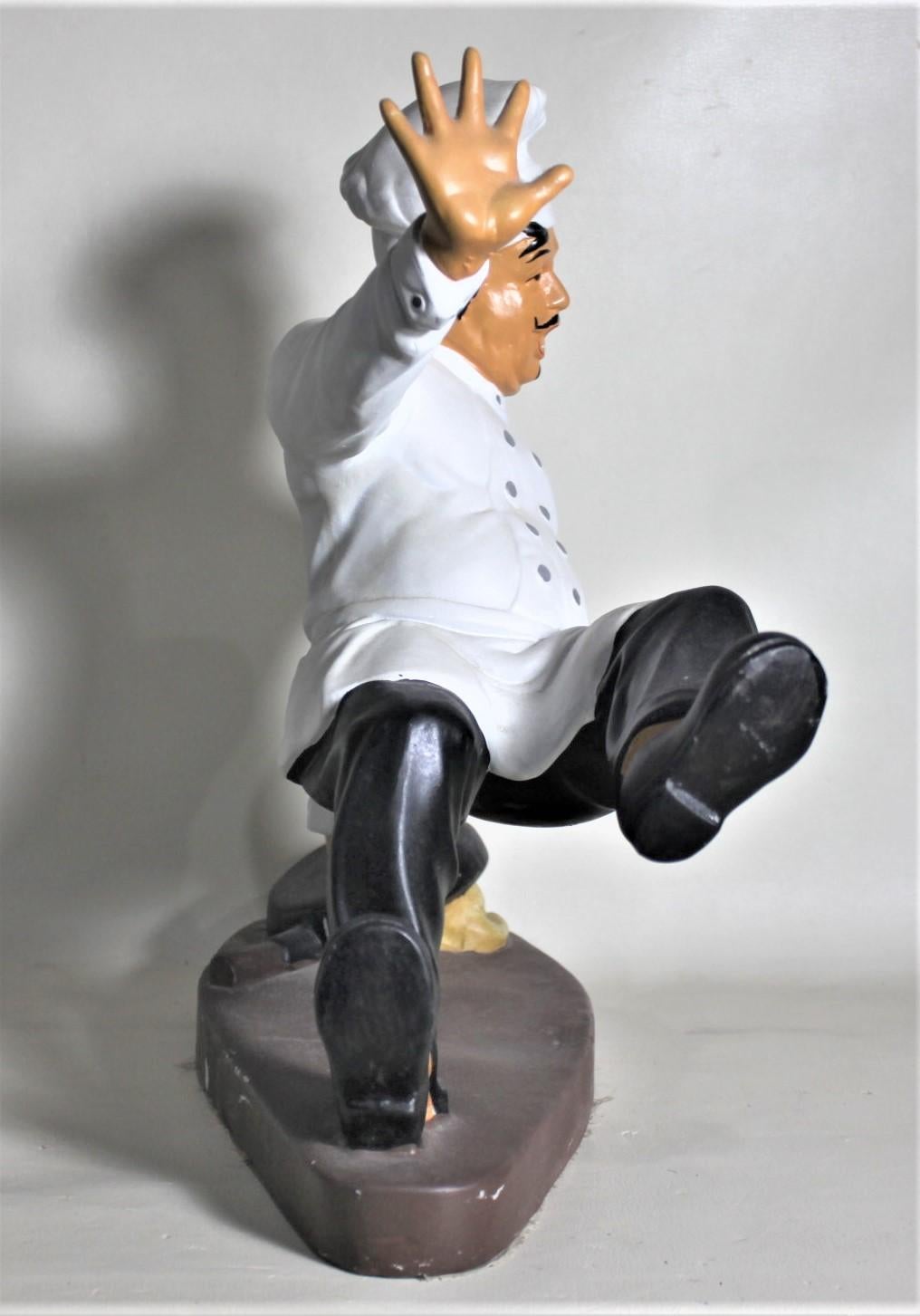 Skurrile Chalkware Französische oder italienische Falling Chef-Figur oder Skulptur, Vintage (amerikanisch) im Angebot