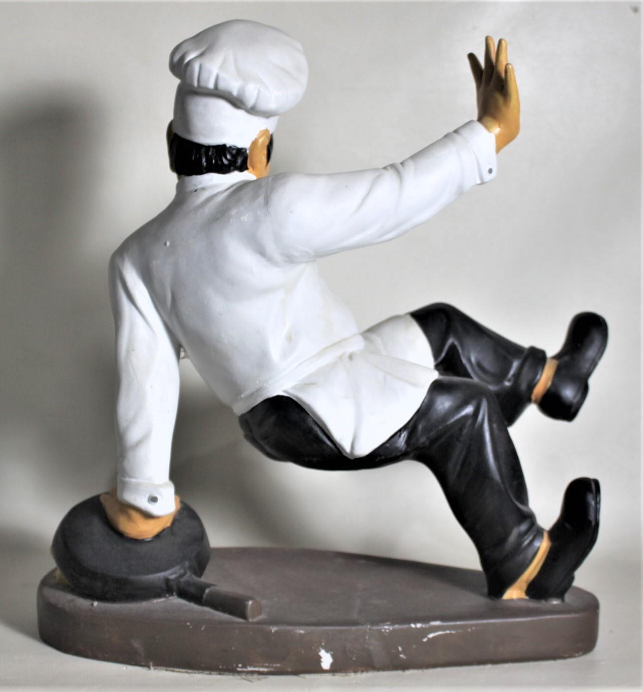 Skurrile Chalkware Französische oder italienische Falling Chef-Figur oder Skulptur, Vintage (Geformt) im Angebot