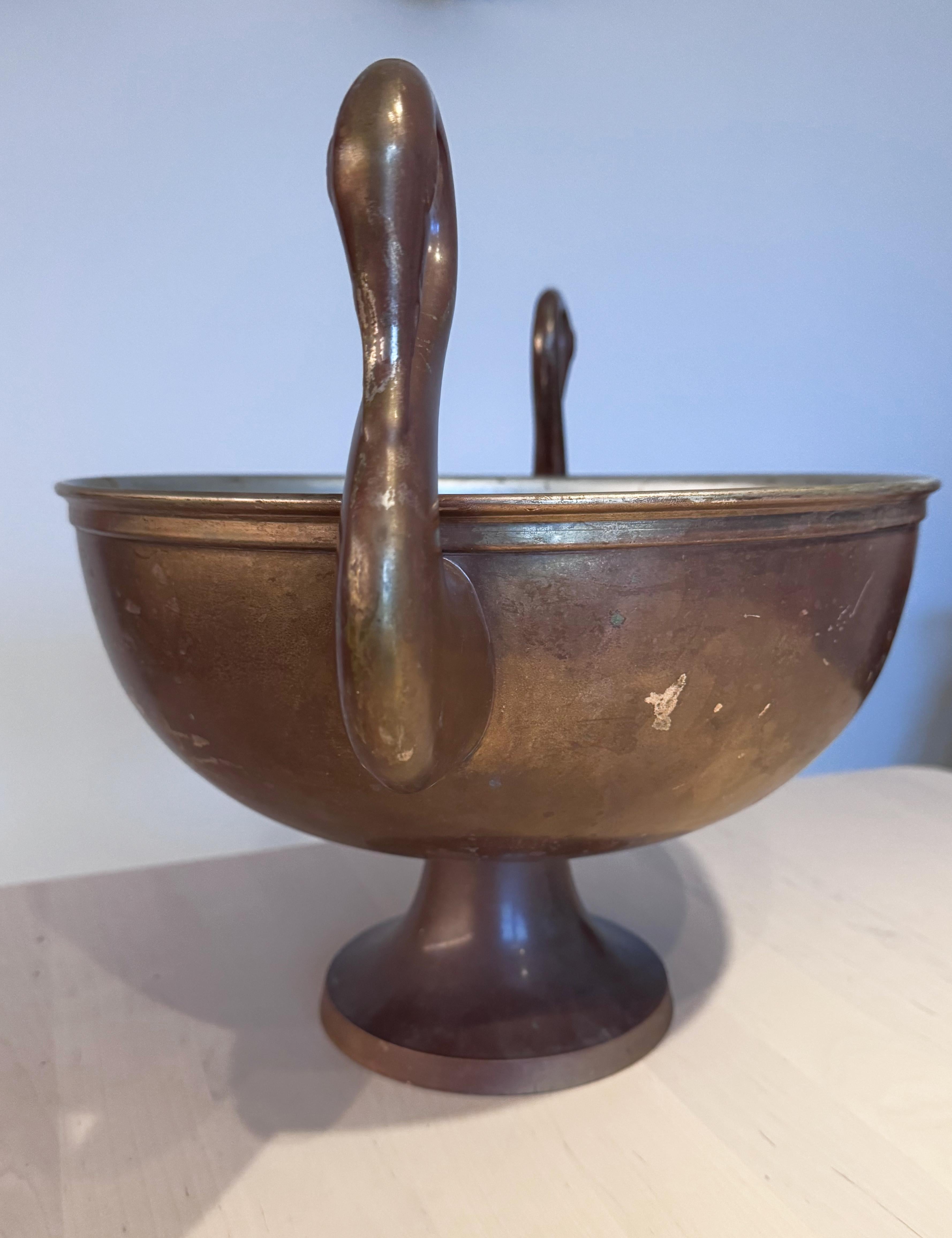 Cubo vintage para champán / enfriador de vino con asas de cisne, Francia Acero en venta