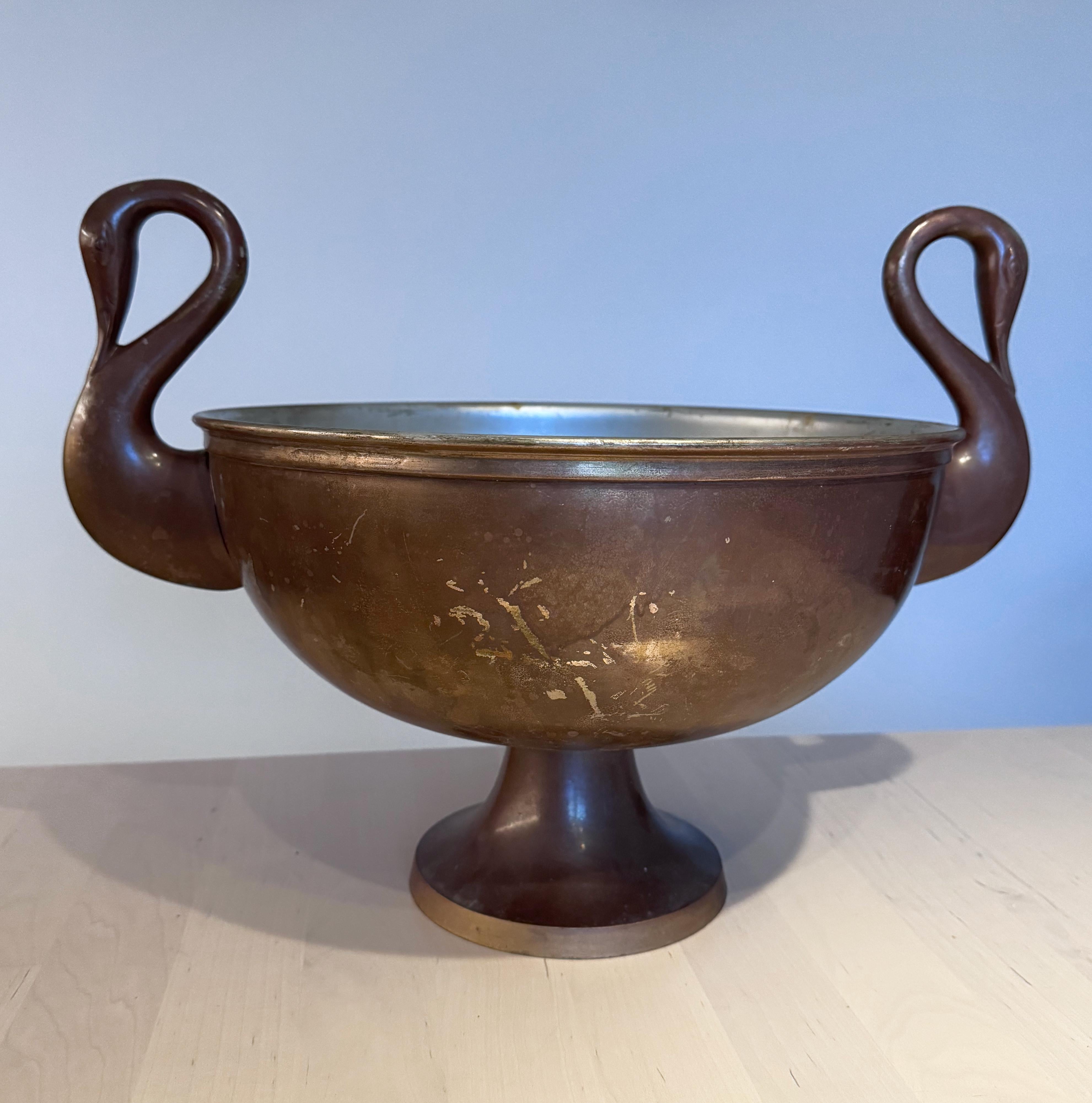 Cubo vintage para champán / enfriador de vino con asas de cisne, Francia en venta 1