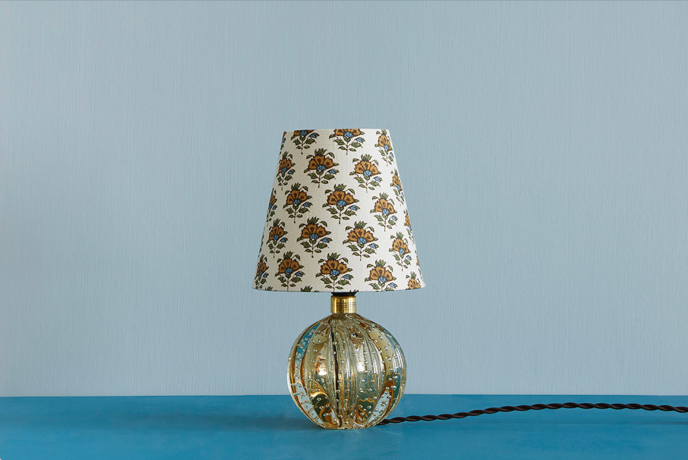 Italy, 1950's

Murano table lamp in champagne coloured glass with customized shade by The Apartment.

H 28 x Ø 16 cm