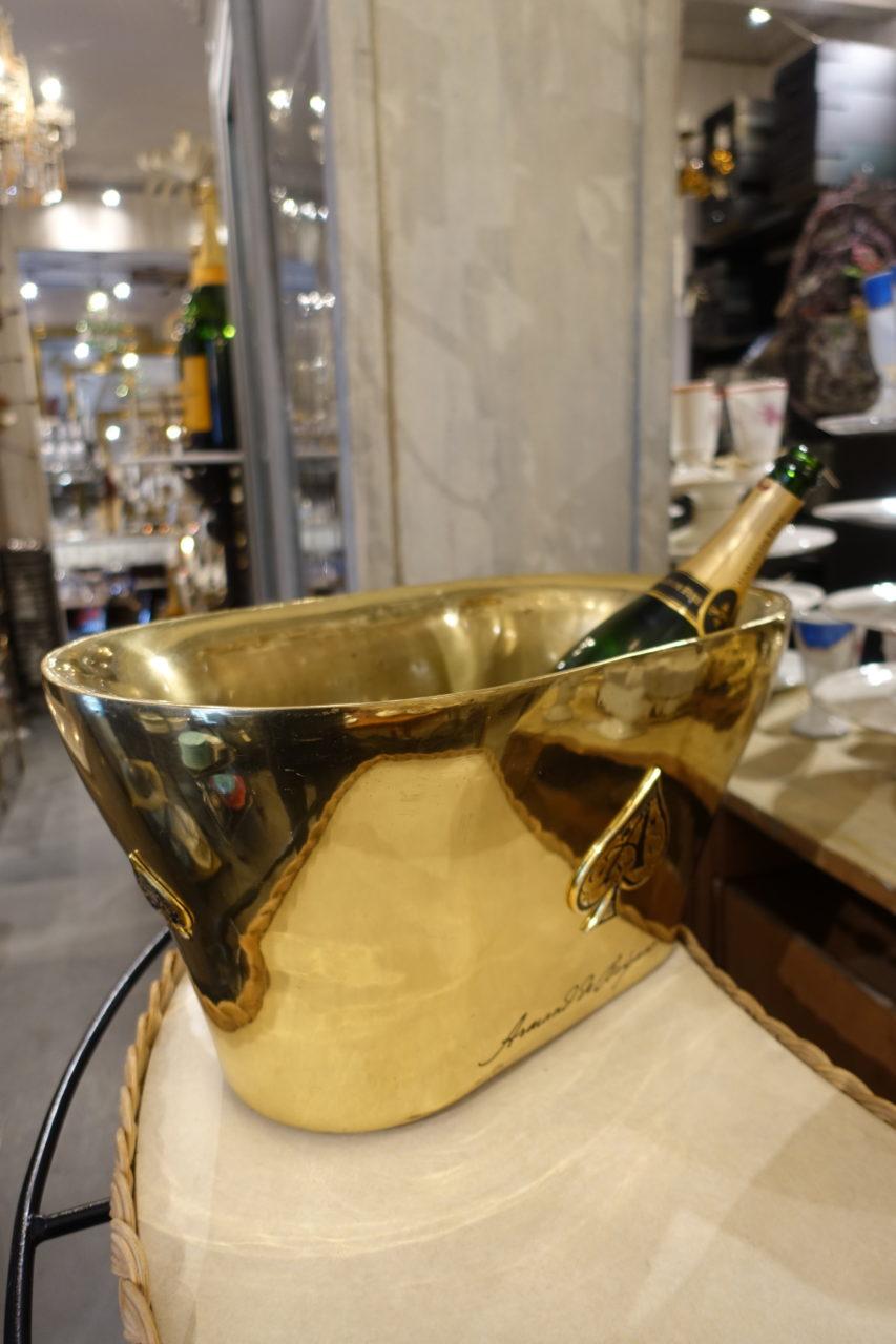 Wonderfully large elongated oval shaped vintage champagne / wine ice bucket. Brass look, from the luxury champagne house of Armand de Brignac in Frankrig.

They are one of the elite producers, and known for their golden bottles and Ace of Spades