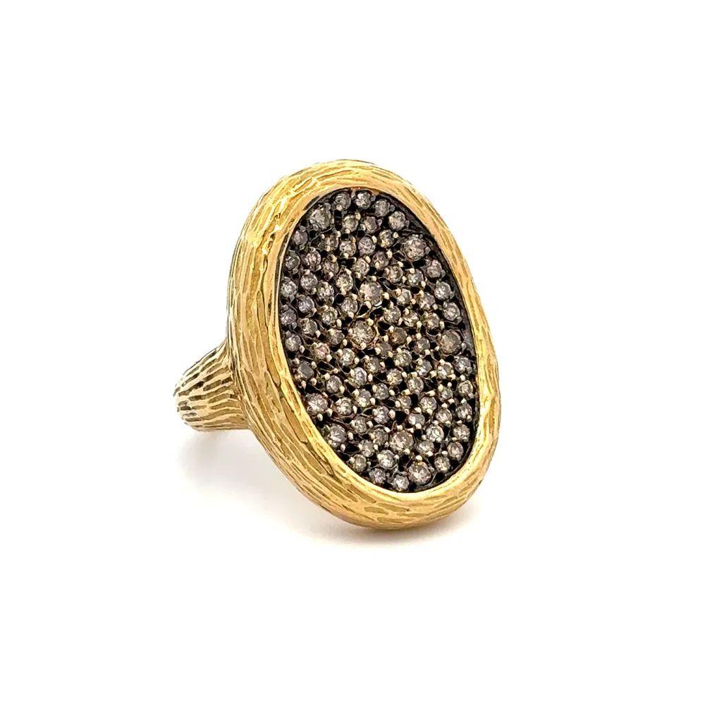 Einfach schön! Vintage Champagne Diamond Cluster Pebble Hammered Gold Cocktail Ring. Zentrierter, gehämmerter Kieselstein, von Hand gefasster Champagner-Diamanten-Cluster, Gewicht ca. 2,05 tcw. Handgefertigt in 18K Gelbgold. Ring Größe 6,25, wir
