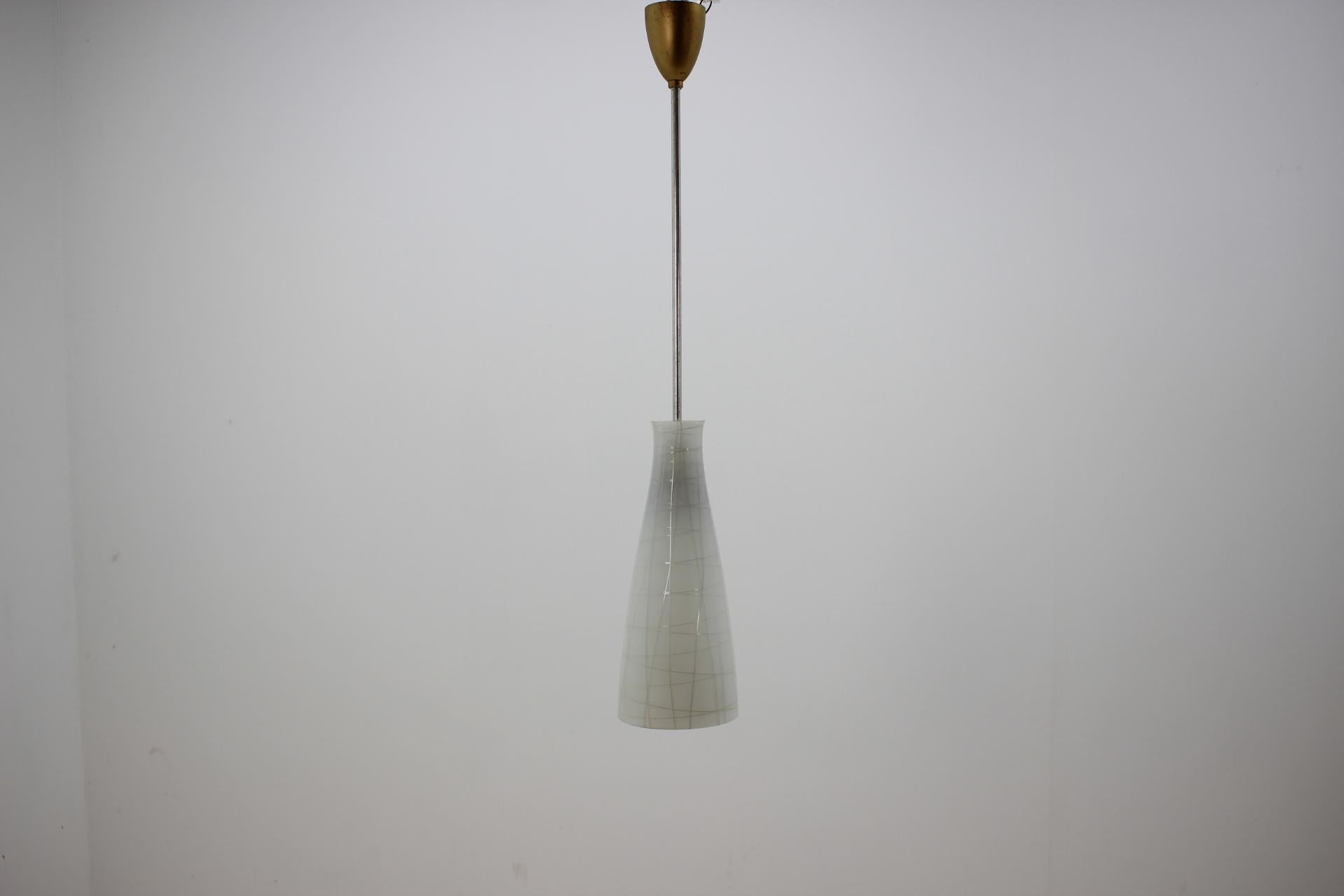 - Realizzato in metallo e vetro lattiginoso
- Condizioni originali e perfettamente funzionanti
- Le dimensioni del paralume sono 33 x 13 cm.