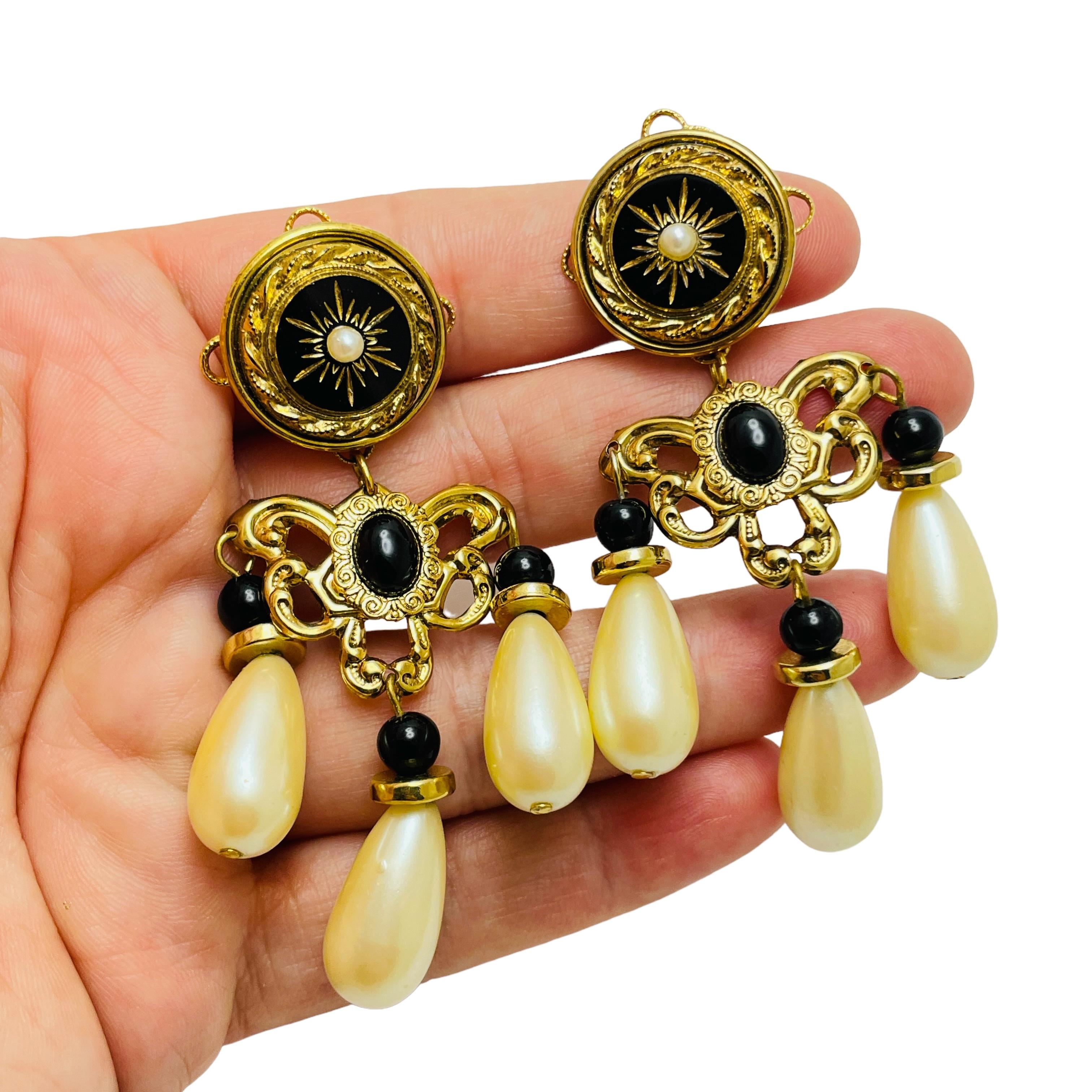 DETAILS

• unsigned

• gold tone with faux pearls

• vintage designer runway earrings

MEASUREMENTS

• 

CONDITION

• excellent vintage condition with minimal signs of wear

❤️❤️ VINTAGE DESIGNER JEWELRY ❤️❤️
❤️❤️ ALEXANDER'S BOUTIQUE ❤️❤️