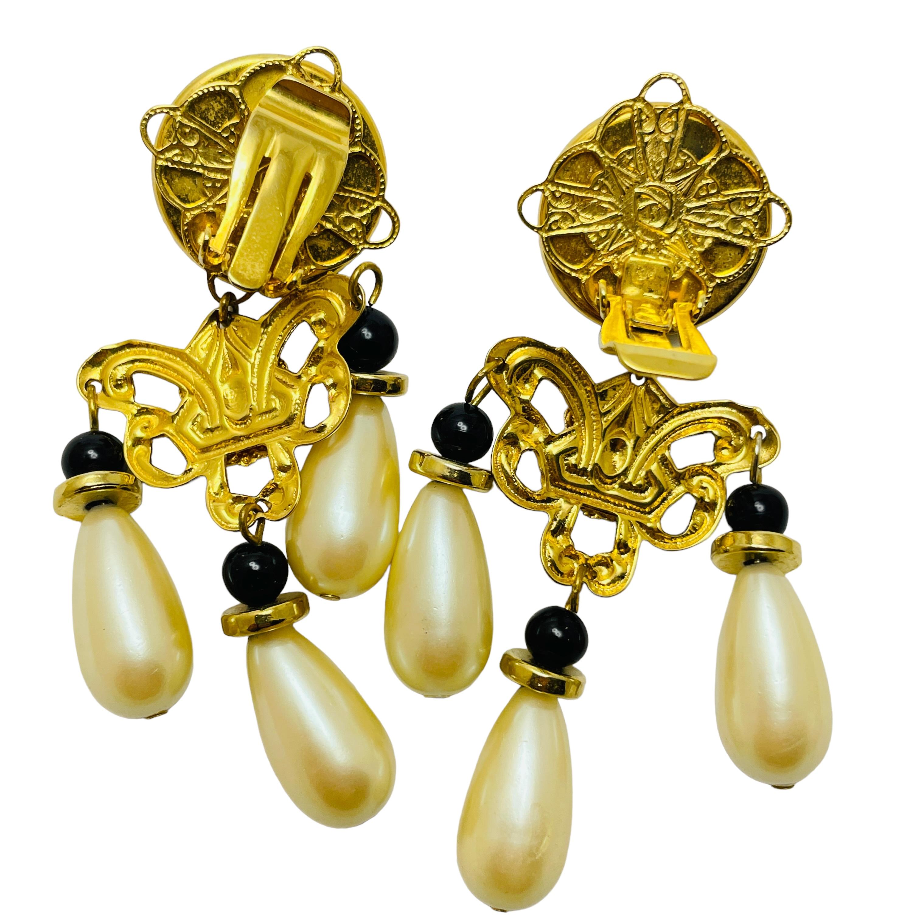 Vintage chandelier gold pearl long designer runway clip on earrings In Good Condition For Sale In Palos Hills, IL