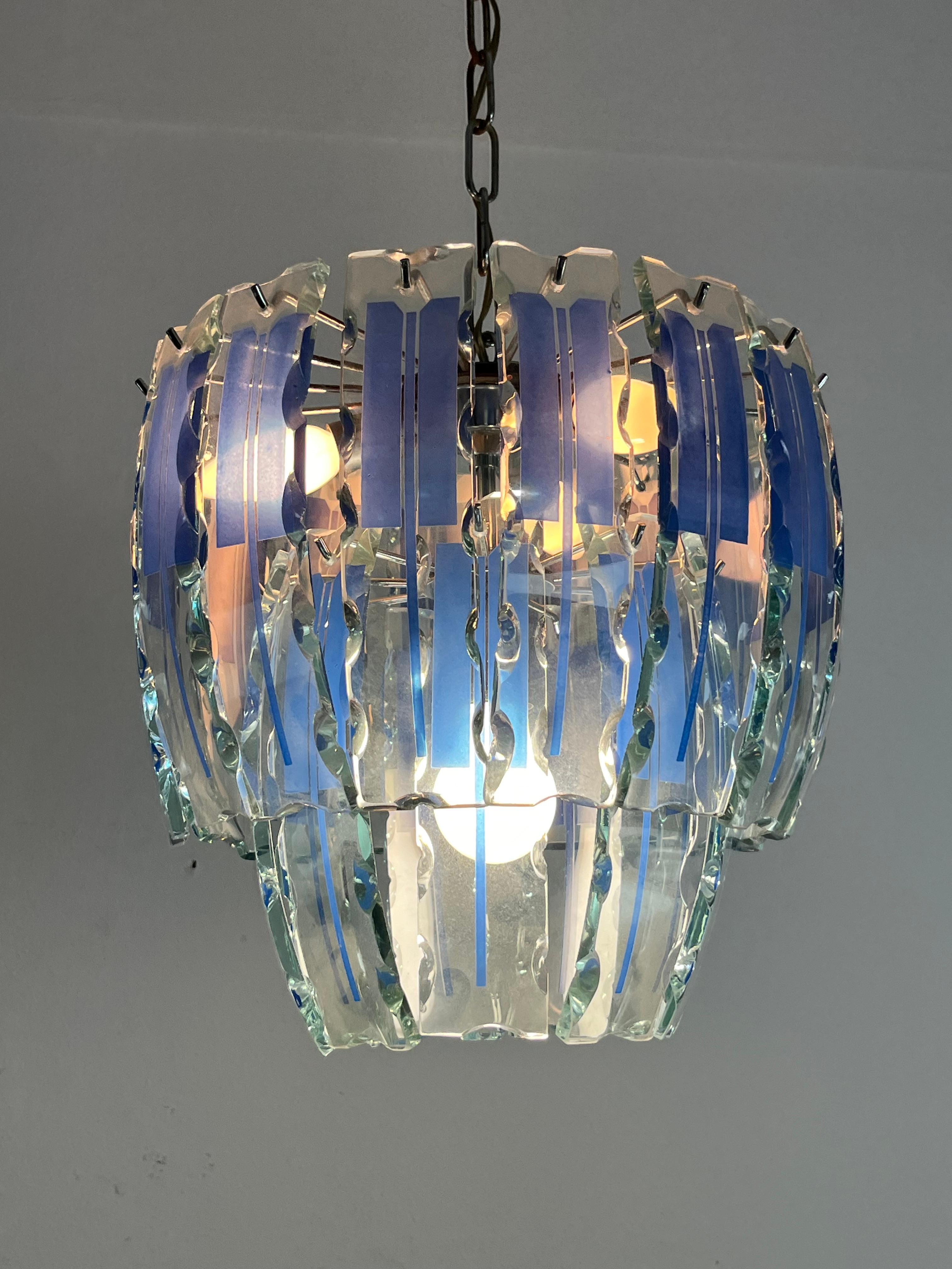 Vintage-Kronleuchter aus farbigem Murano-Glas, zugeschrieben Zero Quattro, 1970er Jahre
Intakt und in gutem Zustand, Metallstruktur, drei E14-Leuchten, eine E27.