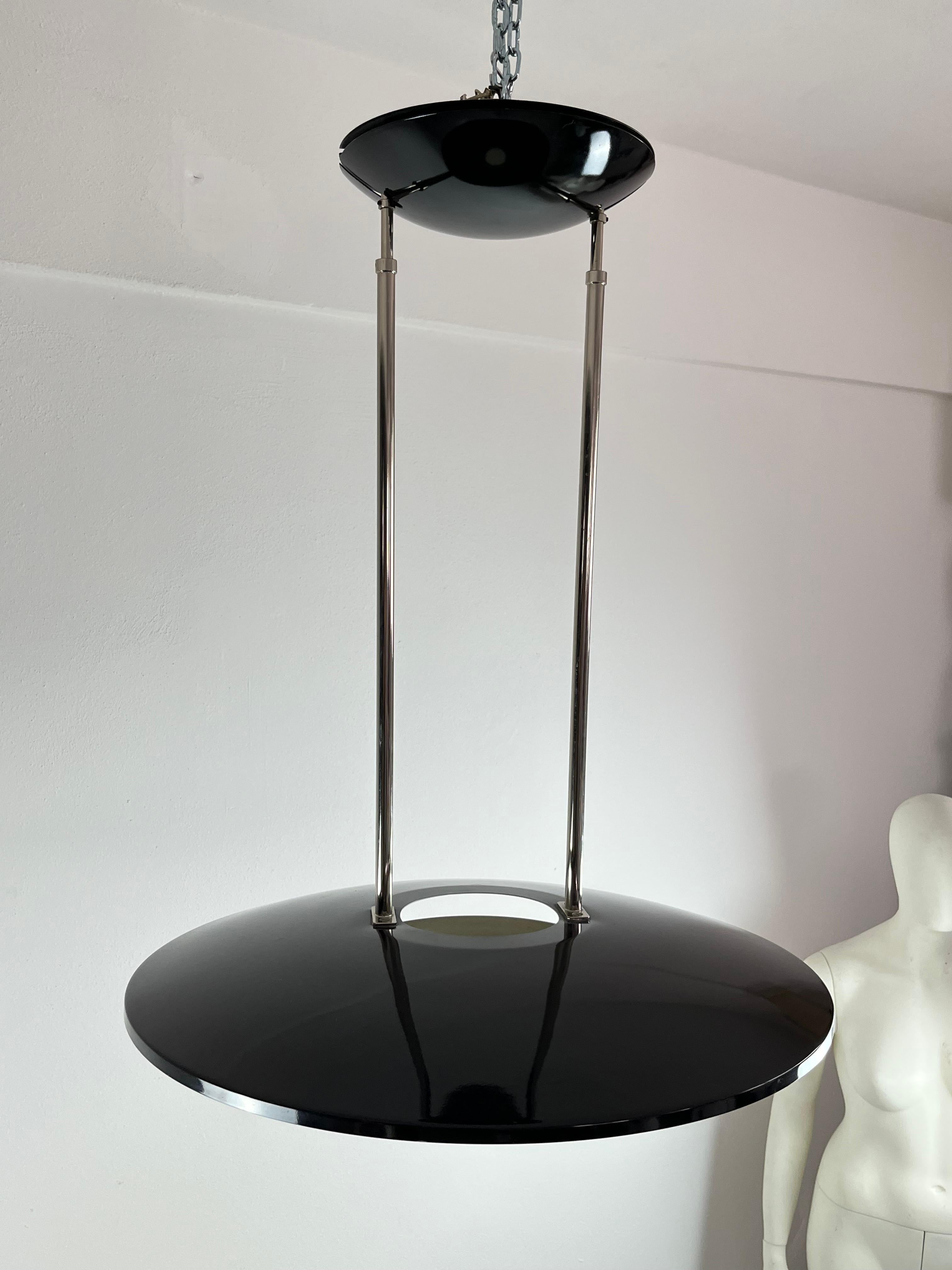Vintage chandelier in enamelled aluminum and glass, Elio Martinelli for Martinelli Luce Italia, 80s/90s
Found in an interior designer's apartment, it has a diameter of 60 cm and a height of 76 cm
Halogen light.
It's a very nice object from the 80s.