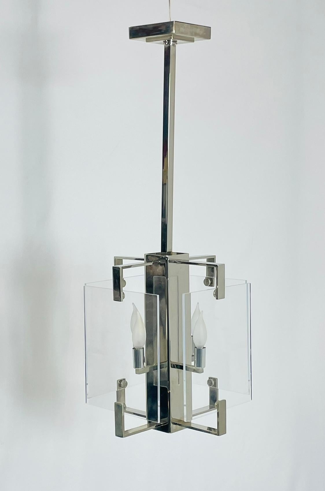Vintage-Kronleuchter, entworfen und hergestellt in Los Angeles, Kalifornien, vom amerikanischen Designer Charles Hollis Jones.
Der Kronleuchter ist aus massivem Stahl gefertigt und poliert vernickelt, mit Lucite-Platten und vier Leuchten.

Das Stück