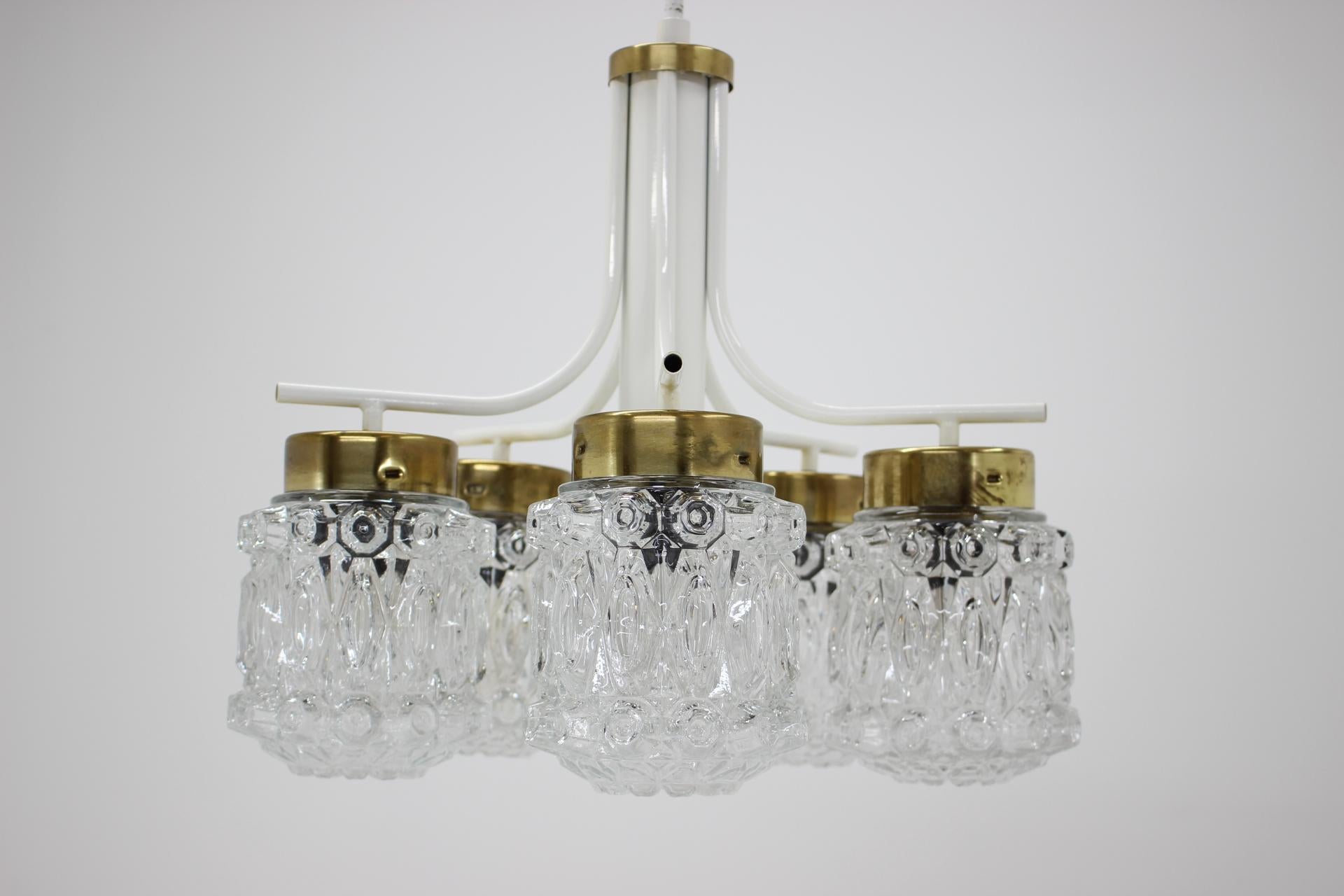 - Fabriqué en Tchécoslovaquie
- En métal, laiton, verre
- Re-polissage
- Entièrement fonctionnel
- Bon état d'origine.