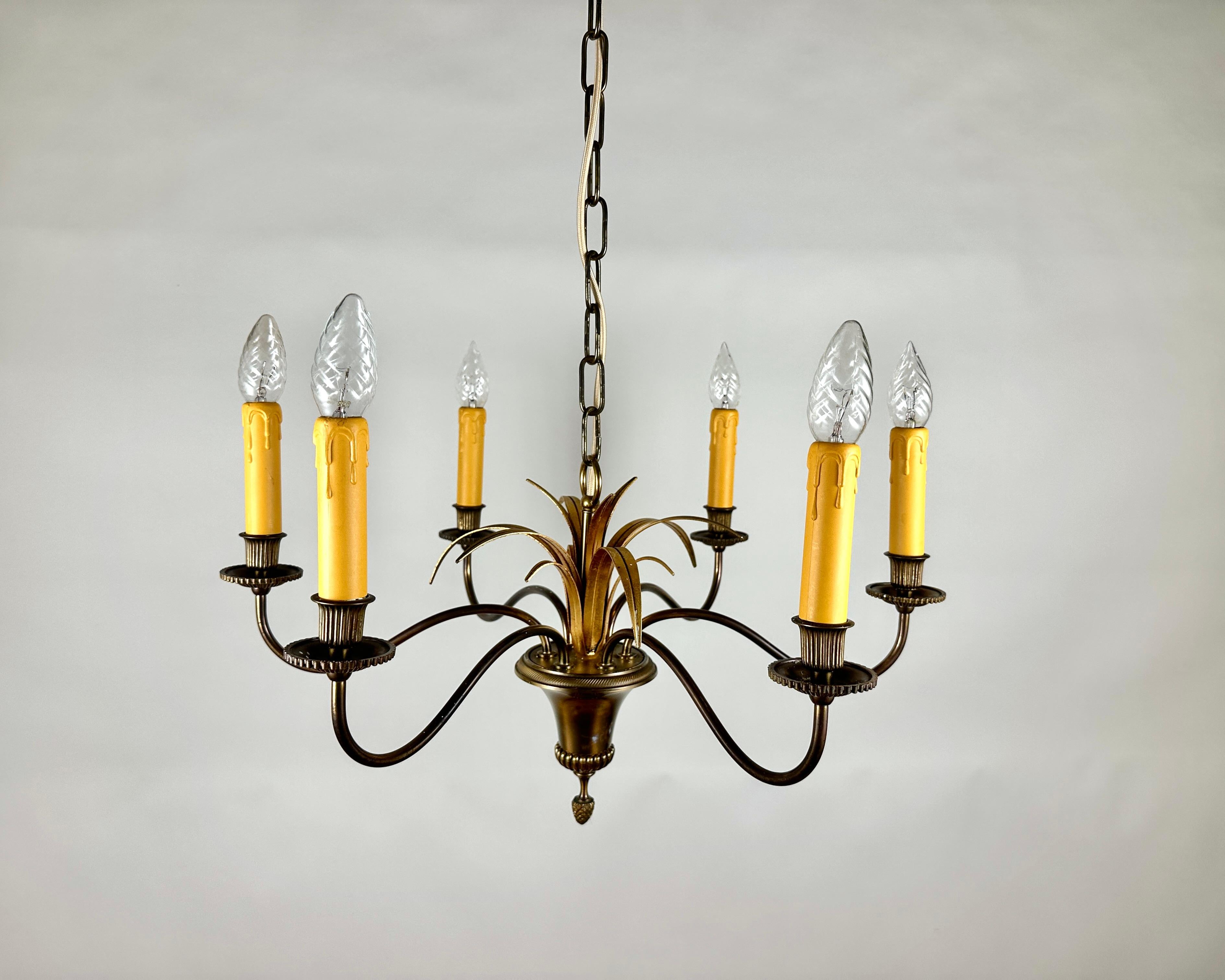Porta un tocco di glamour iconico nella tua casa con questo squisito lampadario Vintage Palm del rinomato marchio S.A. L'azienda Boulanger fa parte della celebre serie Palm.

Risalente agli anni '70, questo magnifico pezzo racchiude perfettamente lo