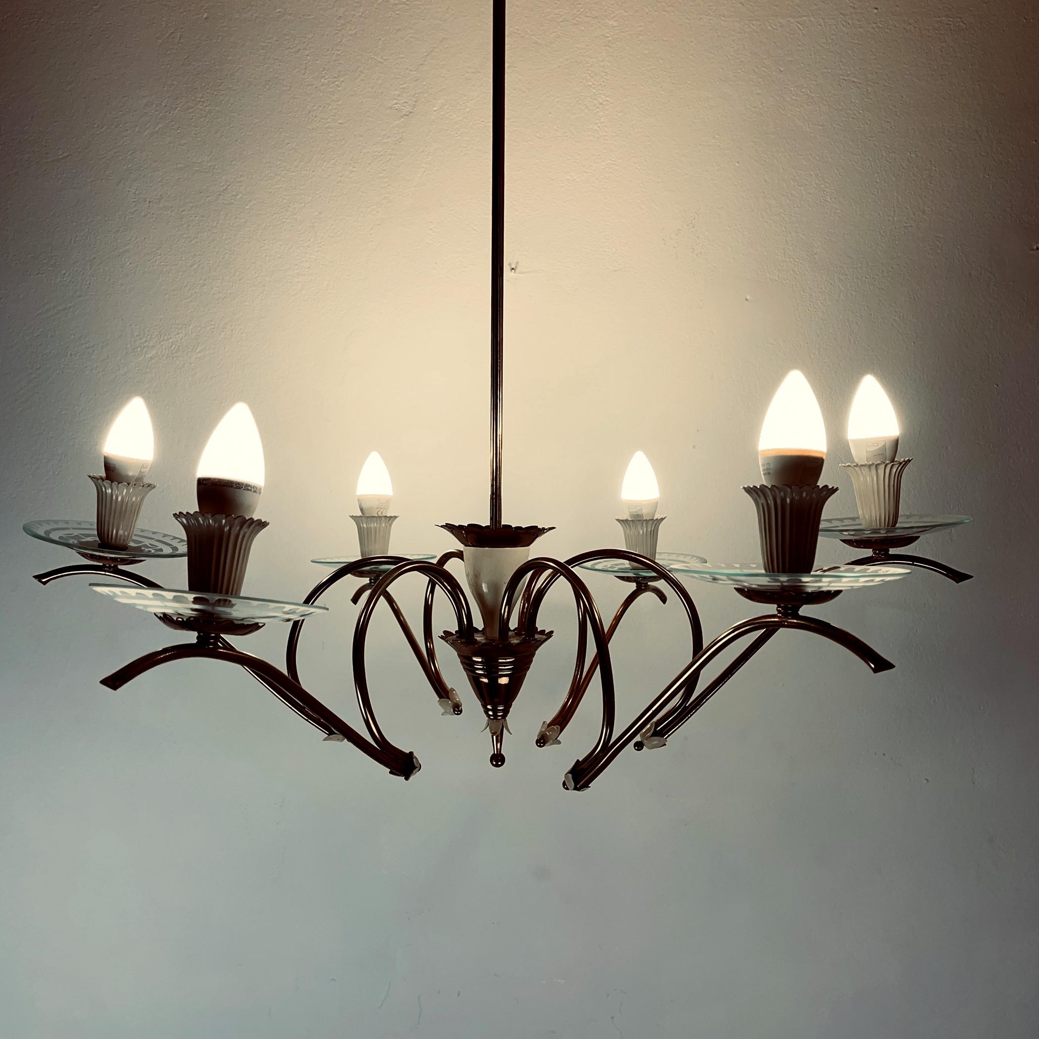 The rare mid-century chandelier spider chandelier was made at Fontana Arte in the Italy in the 1940s.
Attributed to the designer Pietro Chiesa for the Italian maker Fontana Arte.

The chandelier is composed of 6 brass wire arms. At each end we find