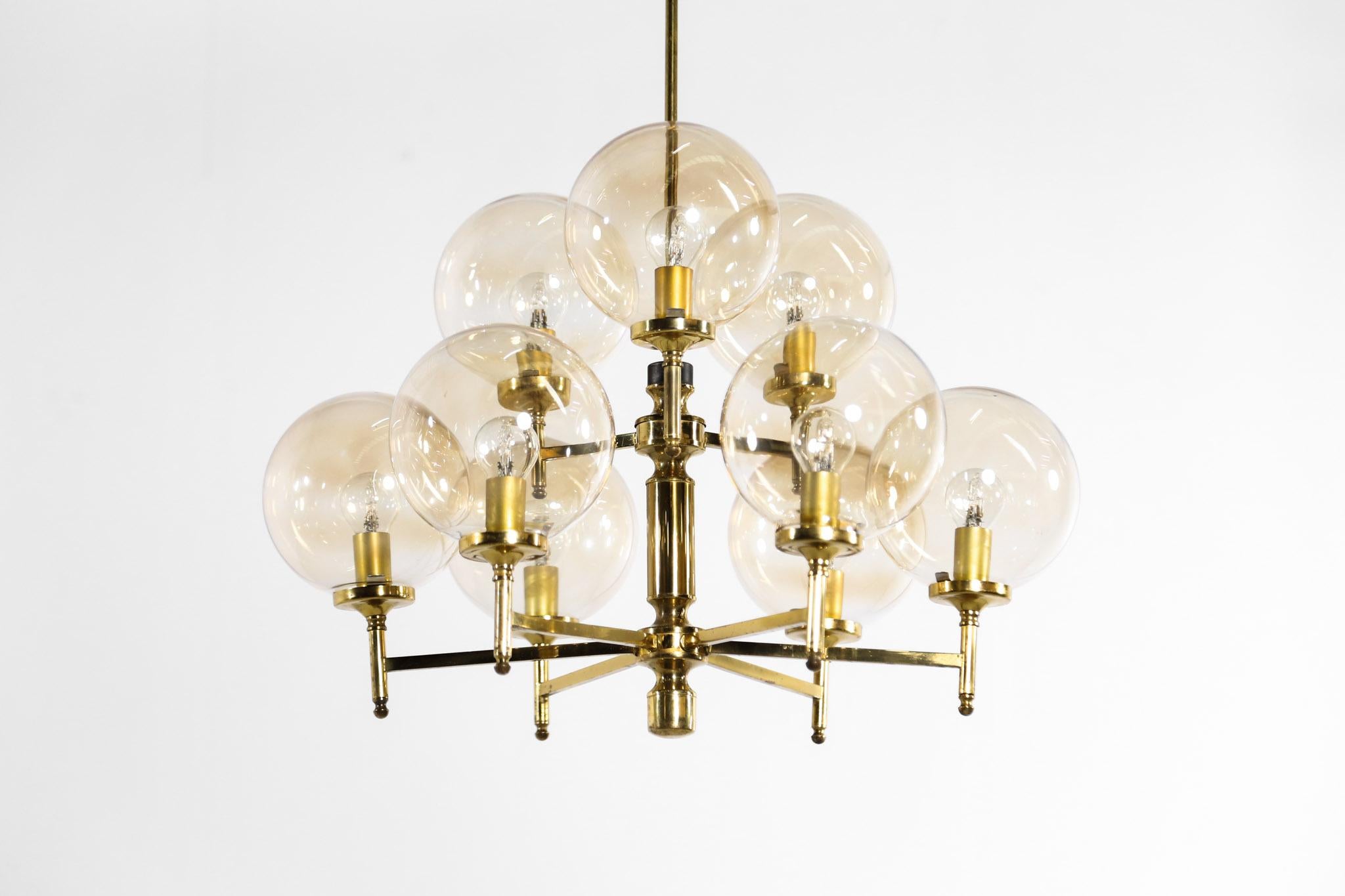 Rare italian chandelier in the style of Gaetano Sciolari / Hans Agne Jakobsson 
Composed of nine globes.
     