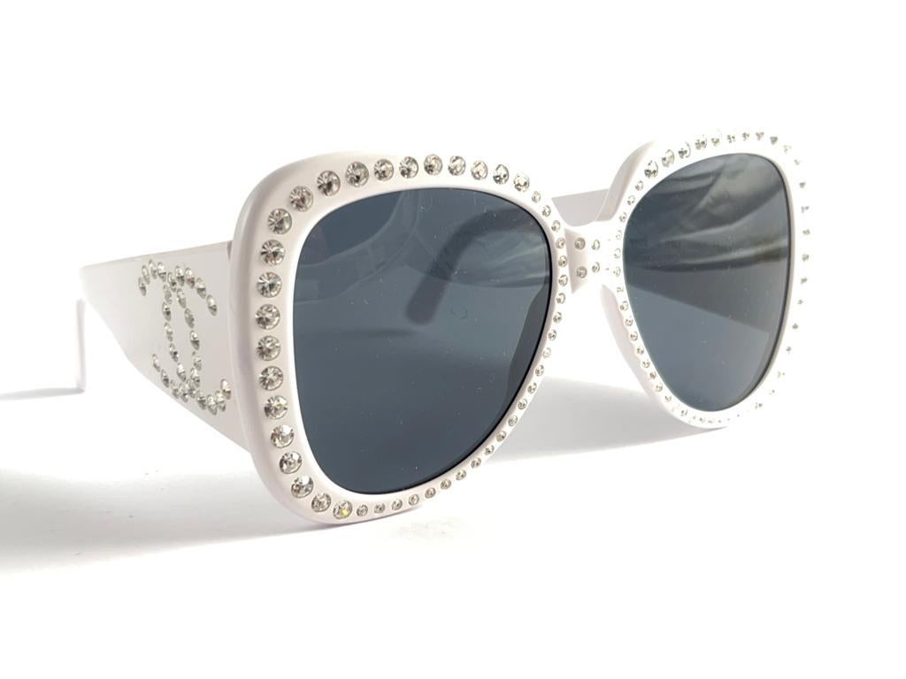 Vintage Chanel 05257 10601 White Strass S/S 1994 Sunglasses Made In France In Excellent Condition For Sale In Baleares, Baleares