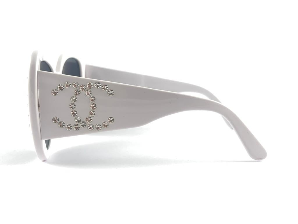 Vintage Chanel 05257 10601 White Strass S/S 1994 Sunglasses Made In France For Sale 3