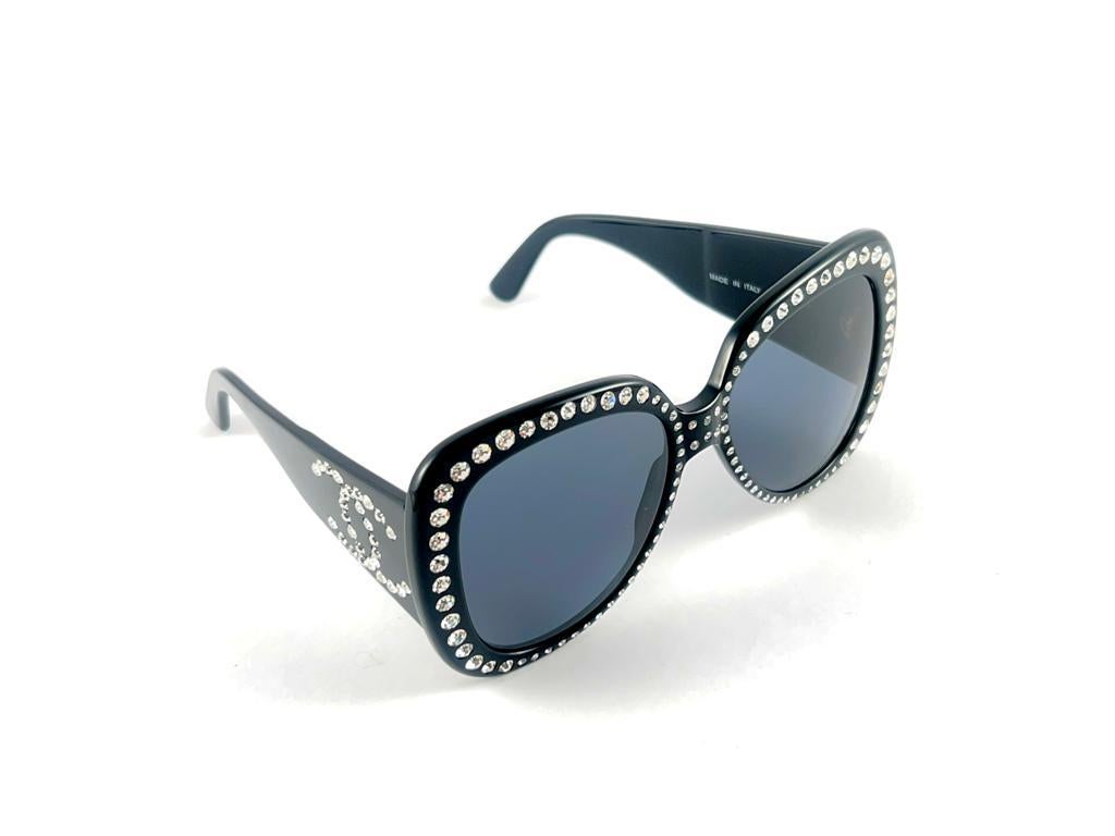 Vintage Chanel 05257 94305 Black Strass S/S 1994 Sunglasses Made In France In Excellent Condition In Baleares, Baleares