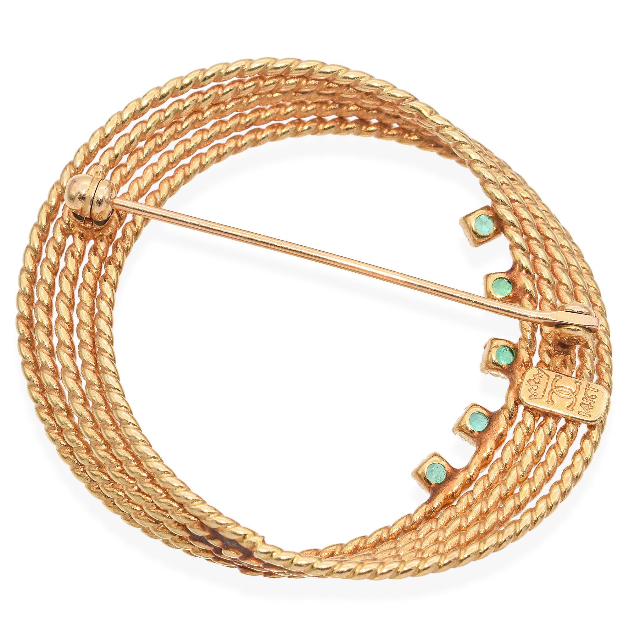 Vintage Chanel 14K Yellow Gold Rope Swirl Pin with Emeralds In Good Condition For Sale In New York, NY