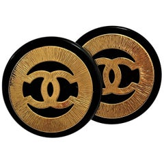 Vintage Chanel 1::5 Zoll Durchmesser schwarze Harzohrringe mit großen goldfarbenen CCs