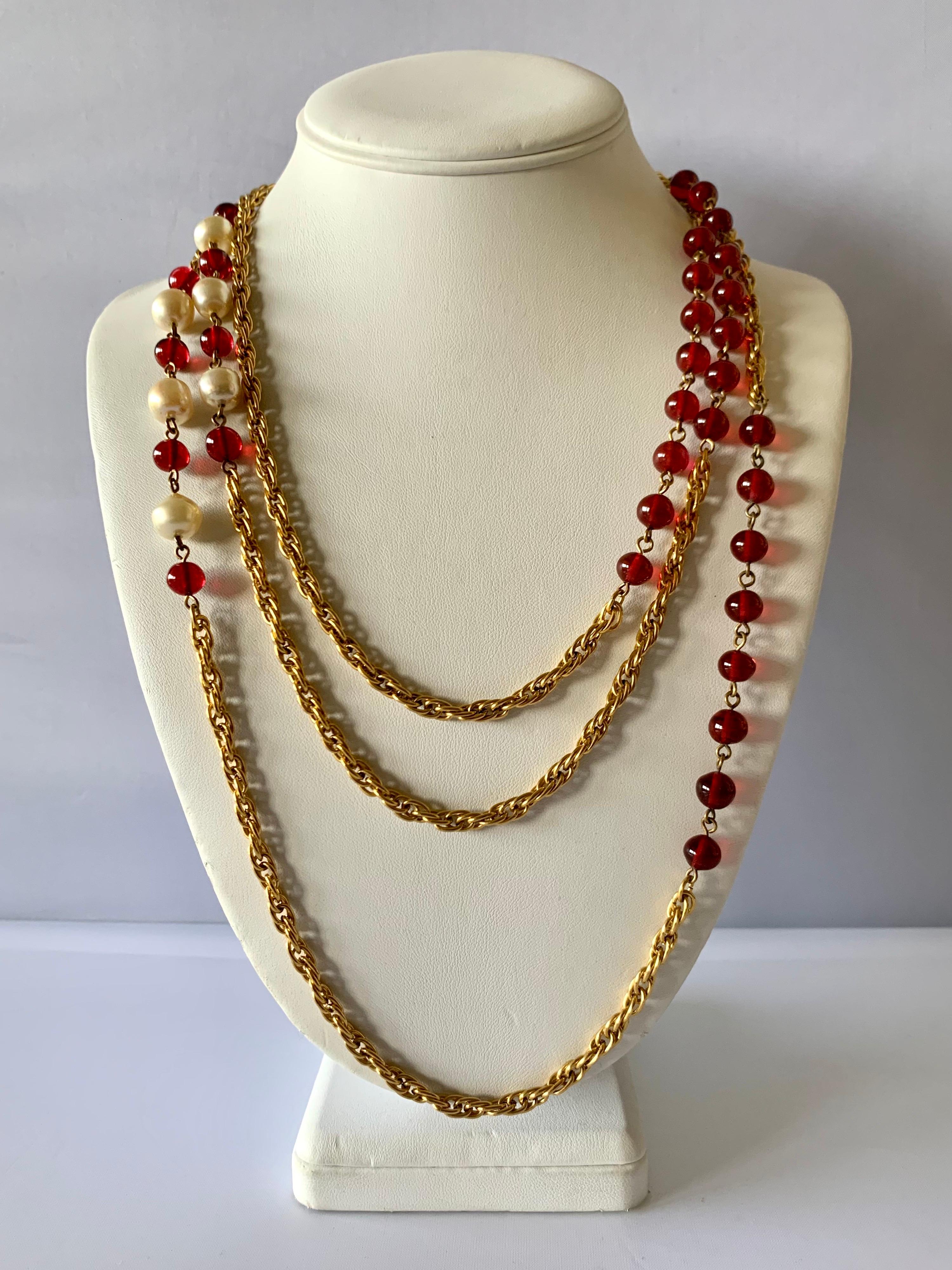 Collier sautoir Chanel vintage difficile à trouver, composé en métal doré et orné de perles de verre et de perles en verre coulé rouge 