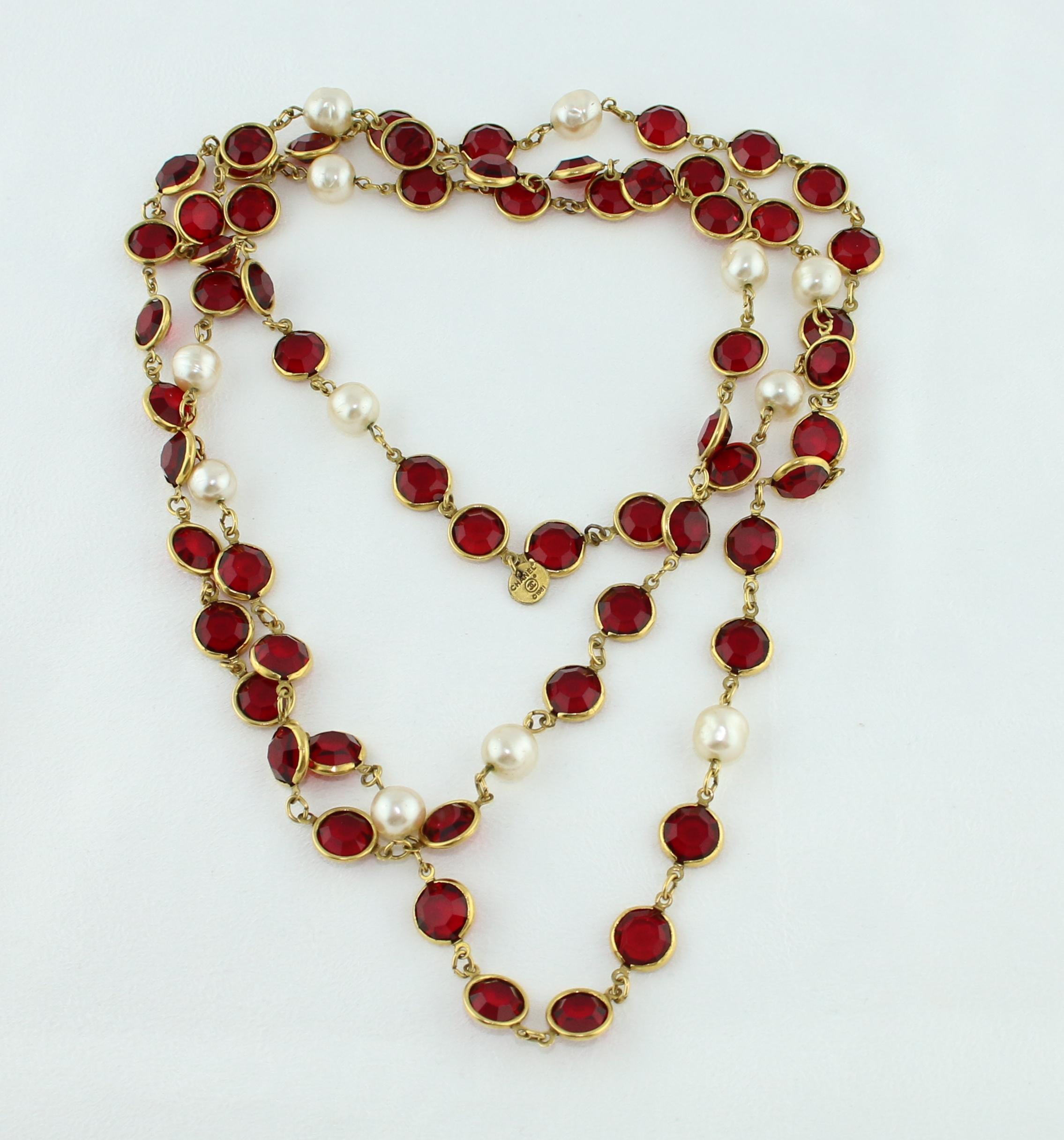 Vintage CHANEL 1981 Faux Pearl & Red Gripoix Long Necklace In Good Condition For Sale In New York, NY
